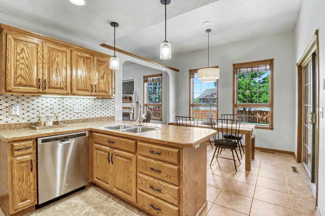2007 single family home for sale at 555 Queens Court in Moorhead, MN — 5 bed, 3 bath (photo 23 of 68)