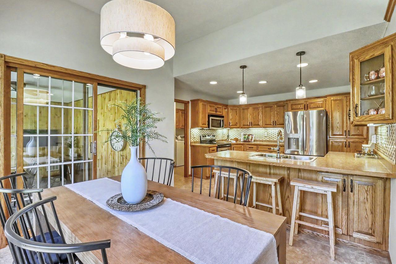 2007 single family home for sale at 555 Queens Court in Moorhead, MN — 5 bed, 3 bath (photo 24 of 68)