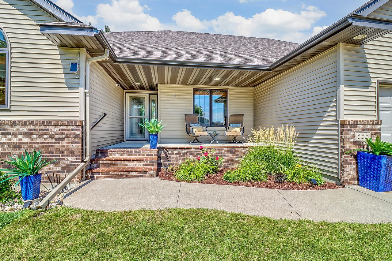 2007 single family home for sale at 555 Queens Court in Moorhead, MN — 5 bed, 3 bath (photo 4 of 68)