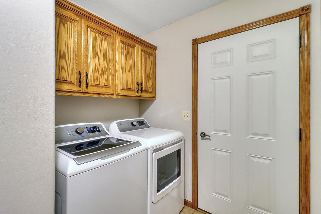 2007 single family home for sale at 555 Queens Court in Moorhead, MN — 5 bed, 3 bath (photo 32 of 68)