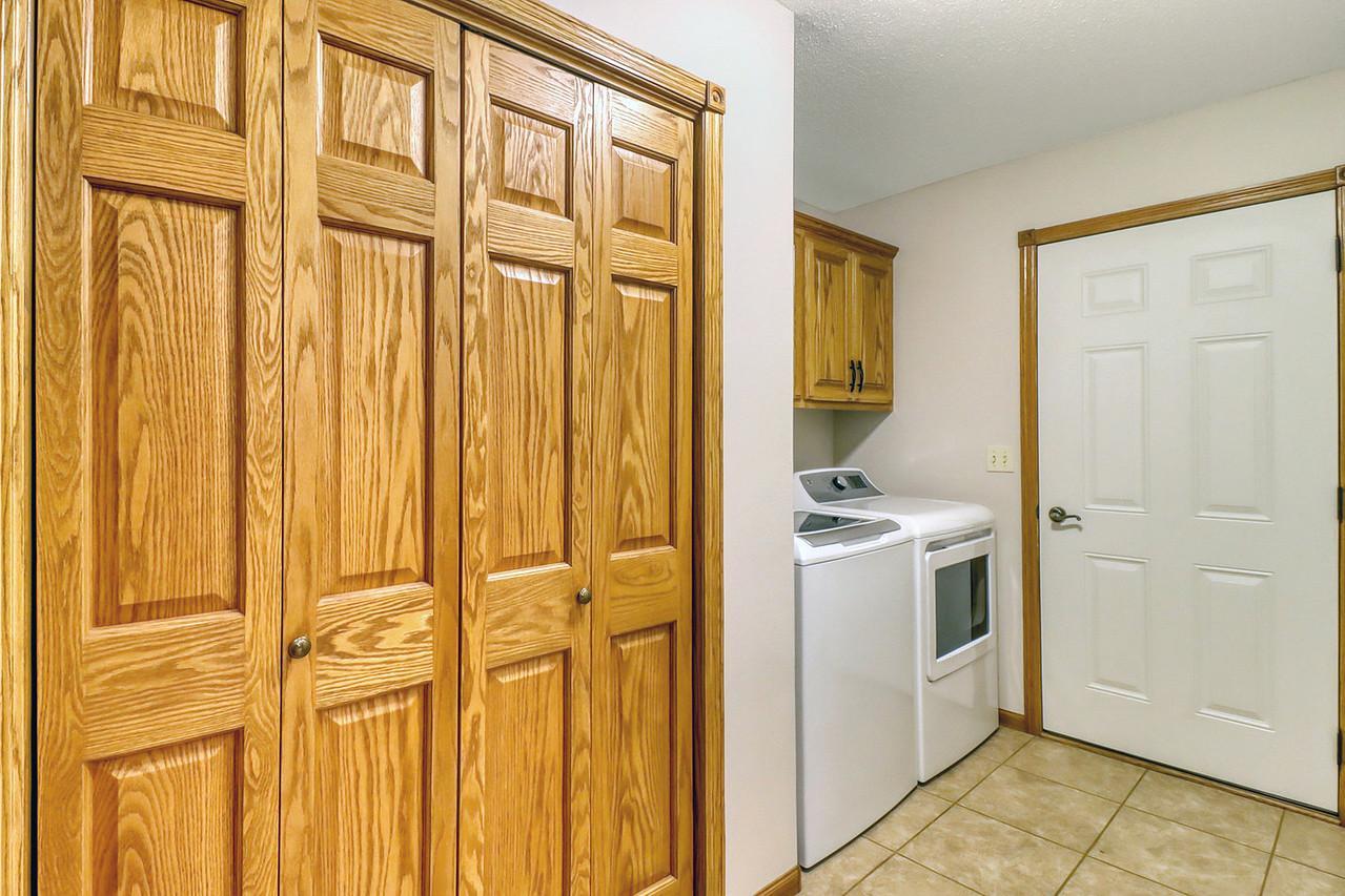 2007 single family home for sale at 555 Queens Court in Moorhead, MN — 5 bed, 3 bath (photo 33 of 68)