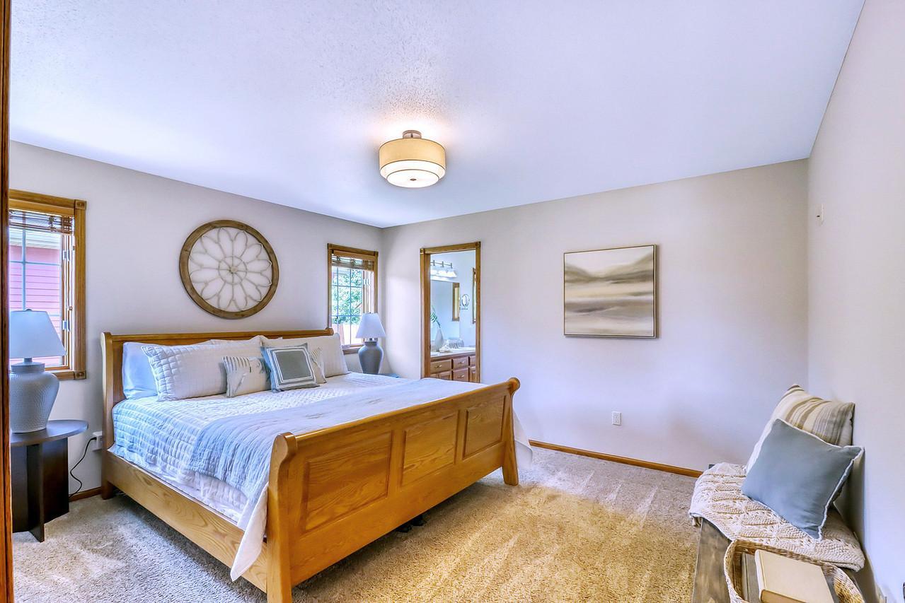 2007 single family home for sale at 555 Queens Court in Moorhead, MN — 5 bed, 3 bath (photo 34 of 68)
