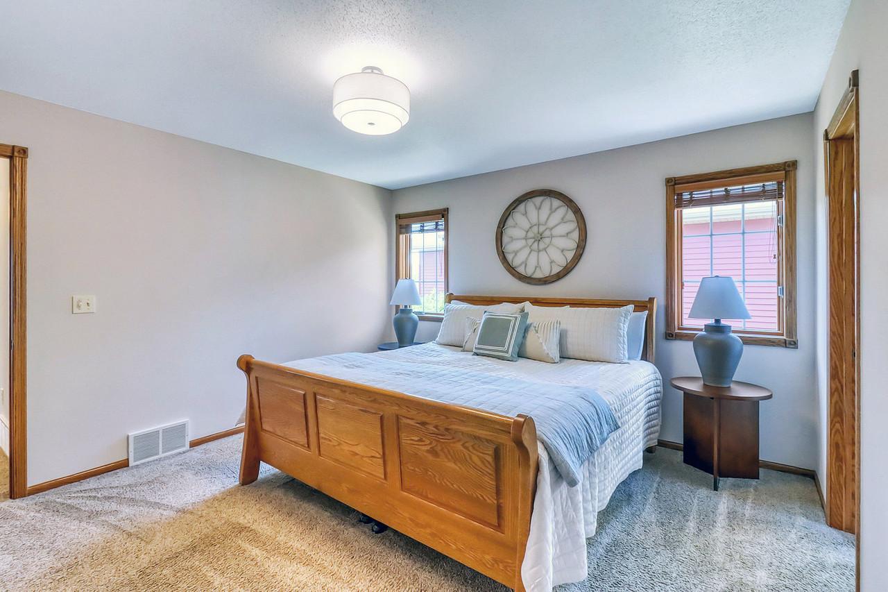 2007 single family home for sale at 555 Queens Court in Moorhead, MN — 5 bed, 3 bath (photo 35 of 68)