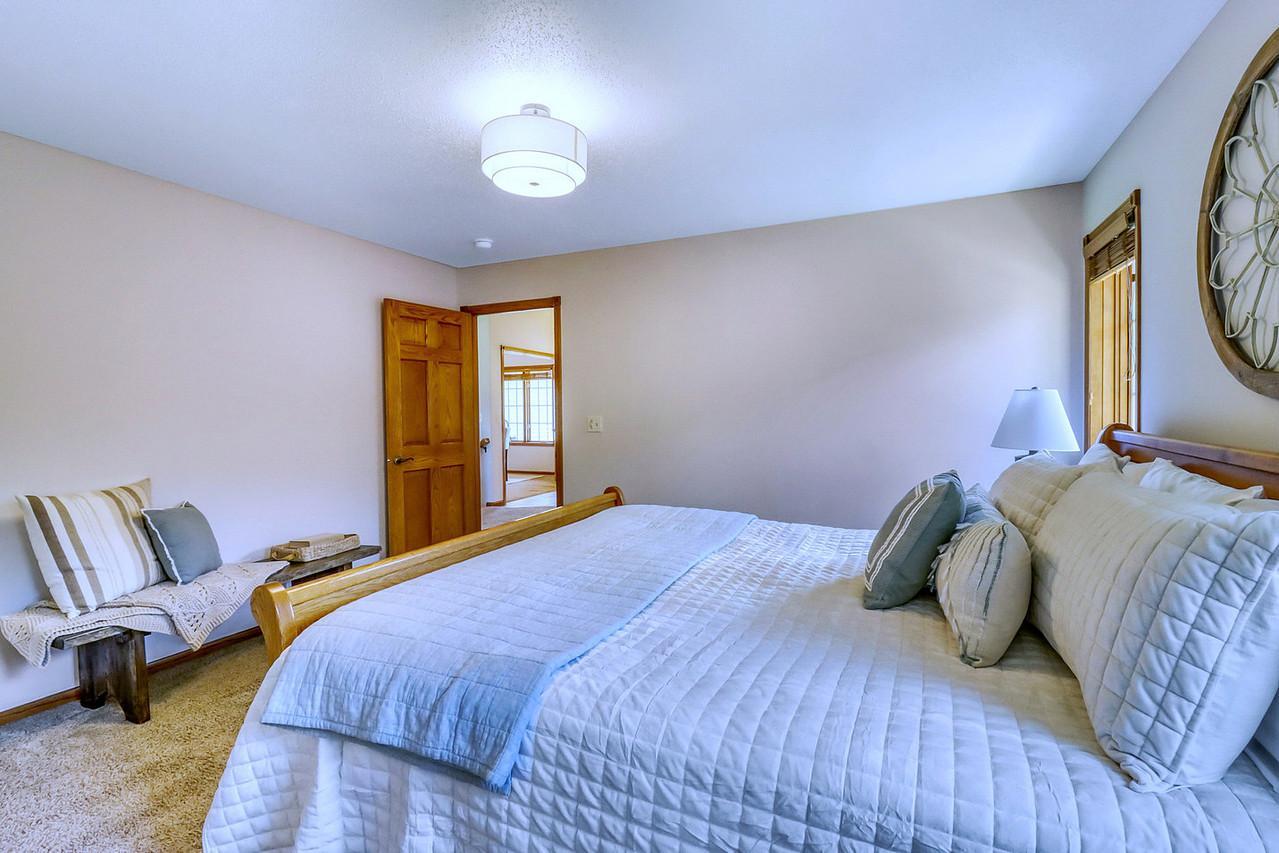 2007 single family home for sale at 555 Queens Court in Moorhead, MN — 5 bed, 3 bath (photo 36 of 68)