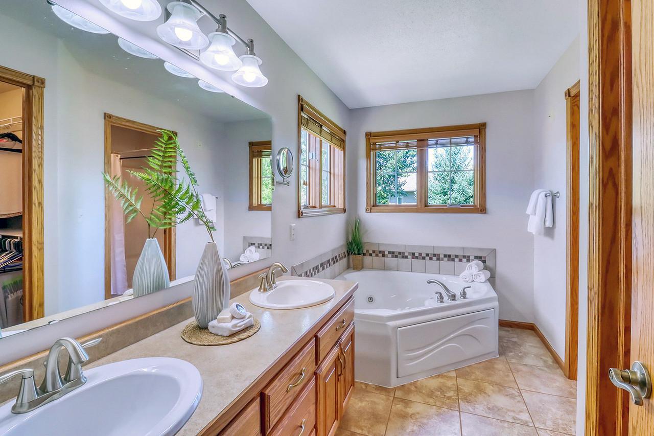 2007 single family home for sale at 555 Queens Court in Moorhead, MN — 5 bed, 3 bath (photo 38 of 68)