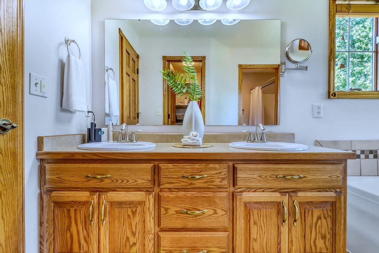 2007 single family home for sale at 555 Queens Court in Moorhead, MN — 5 bed, 3 bath (photo 39 of 68)