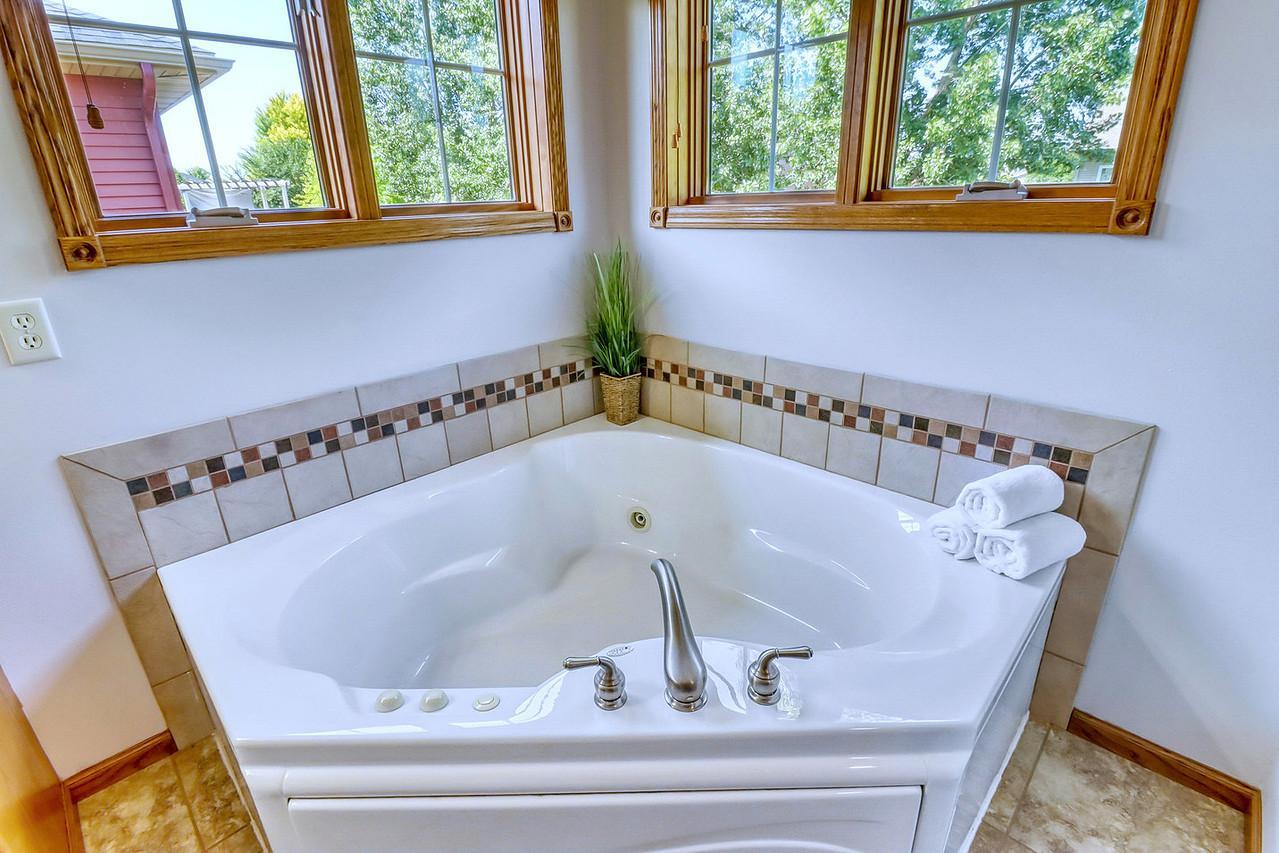 2007 single family home for sale at 555 Queens Court in Moorhead, MN — 5 bed, 3 bath (photo 40 of 68)