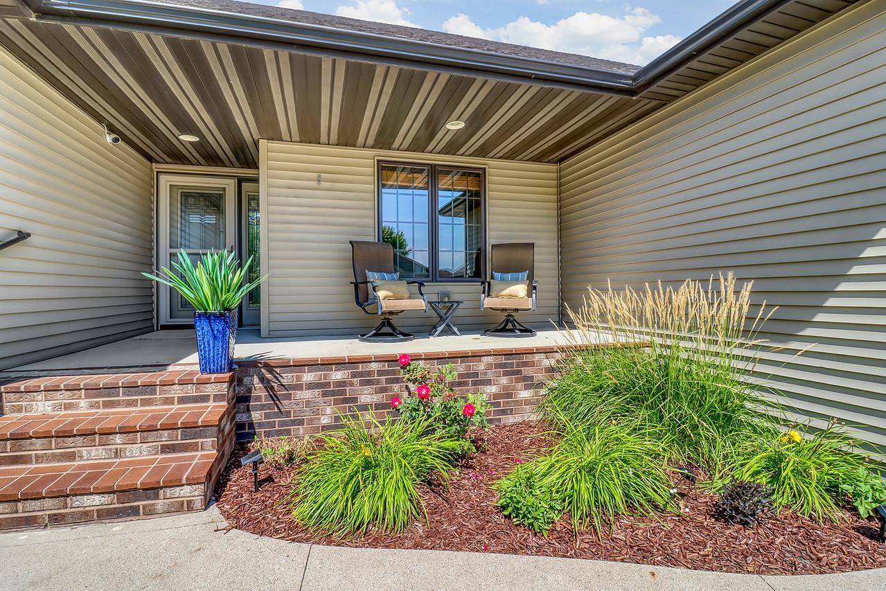 2007 single family home for sale at 555 Queens Court in Moorhead, MN — 5 bed, 3 bath (photo 5 of 68)