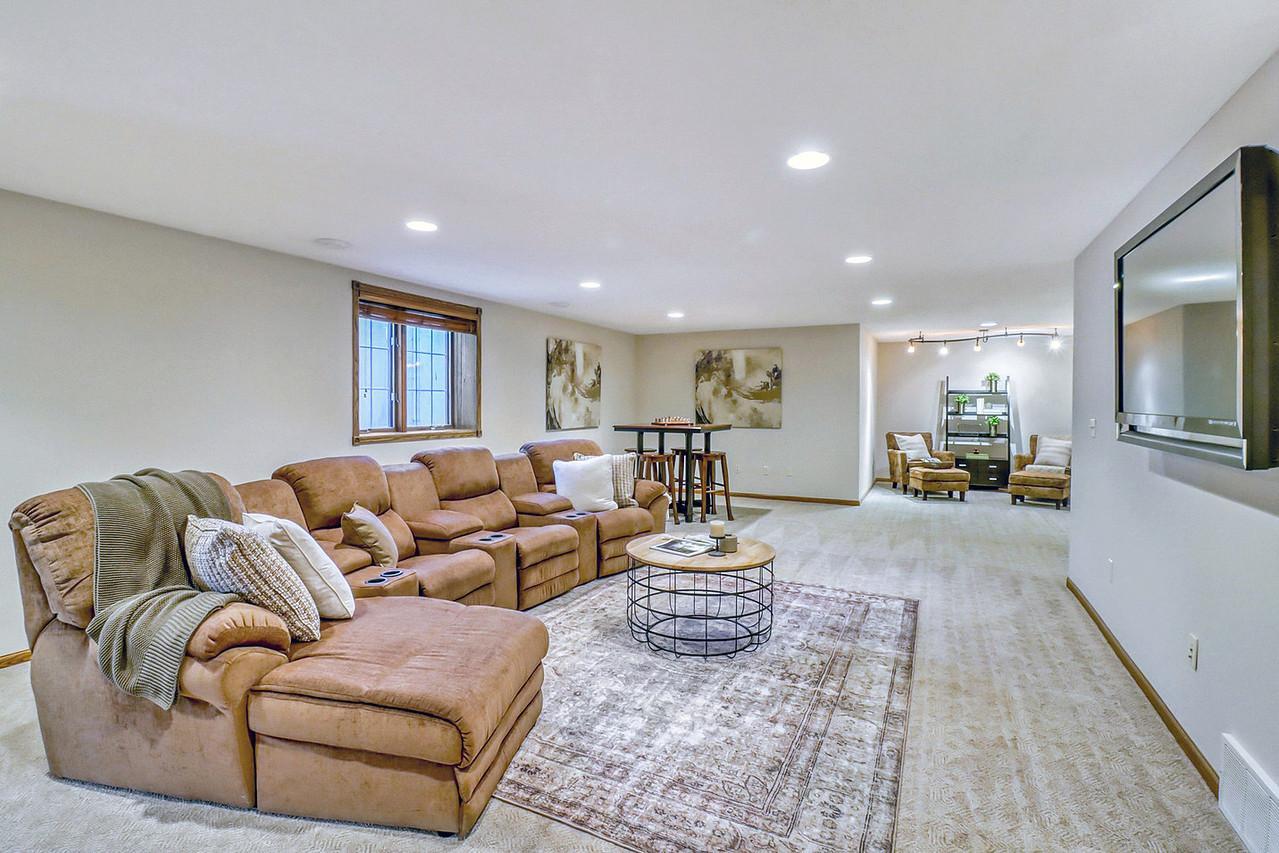 2007 single family home for sale at 555 Queens Court in Moorhead, MN — 5 bed, 3 bath (photo 46 of 68)