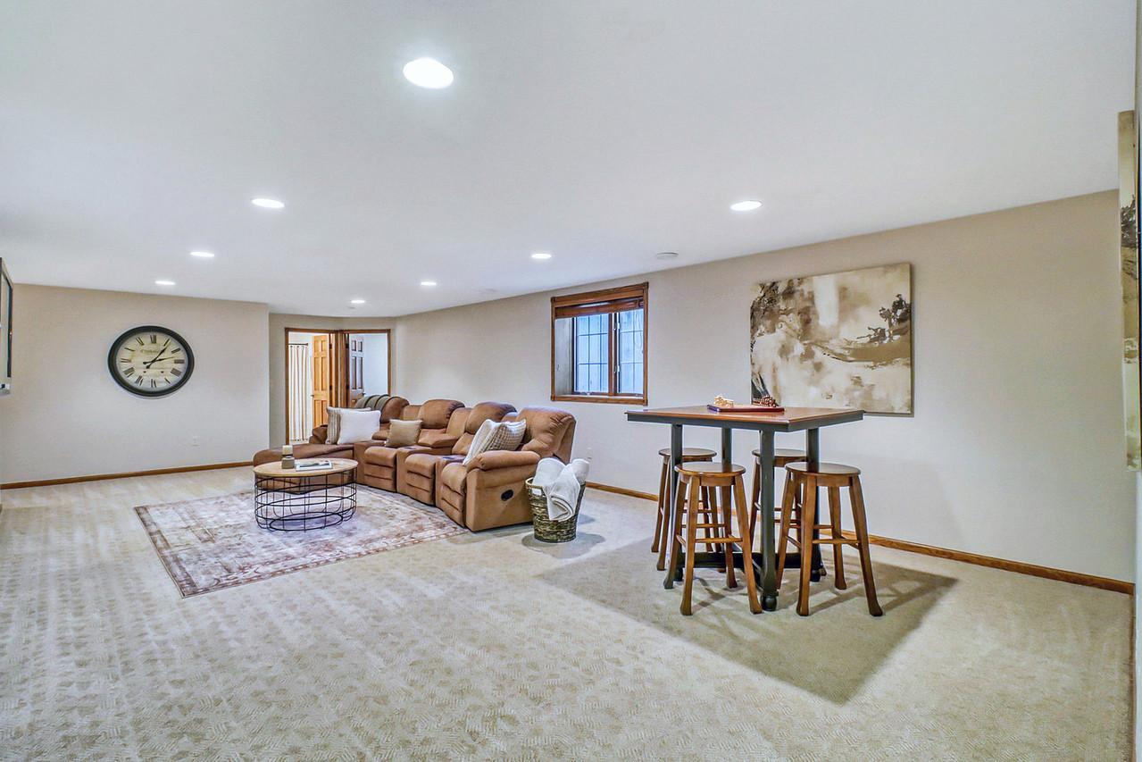 2007 single family home for sale at 555 Queens Court in Moorhead, MN — 5 bed, 3 bath (photo 47 of 68)