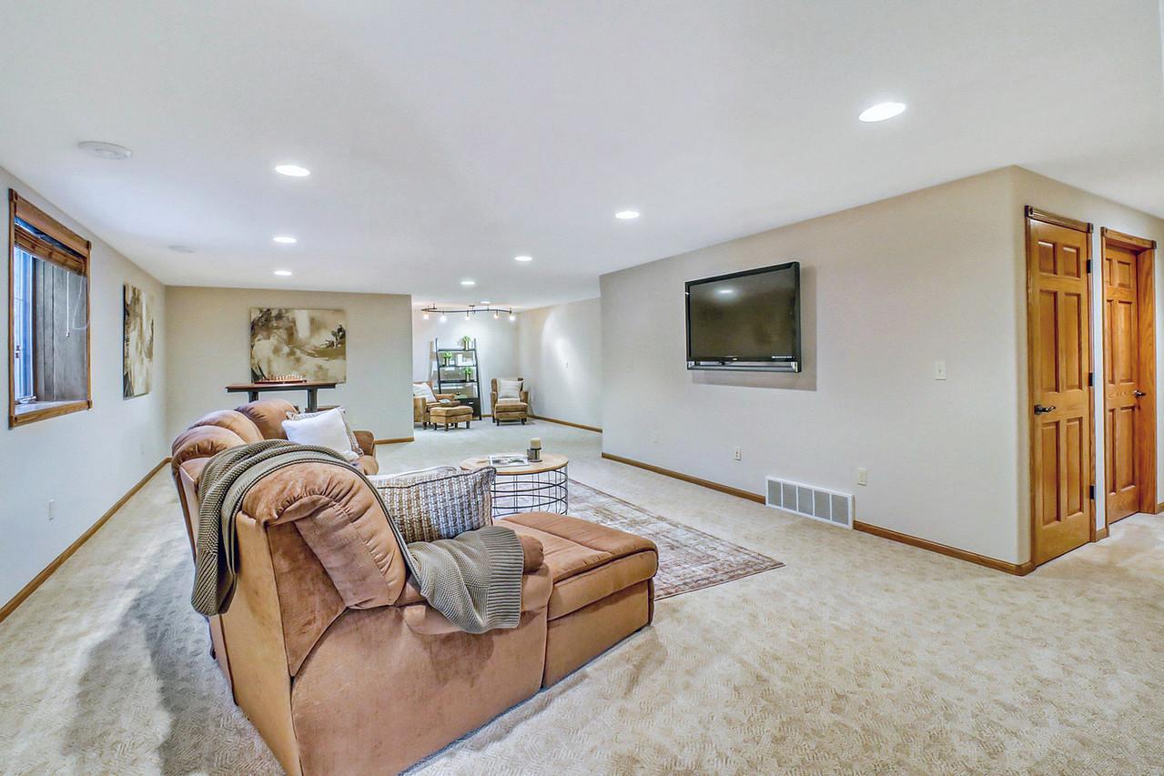 2007 single family home for sale at 555 Queens Court in Moorhead, MN — 5 bed, 3 bath (photo 48 of 68)