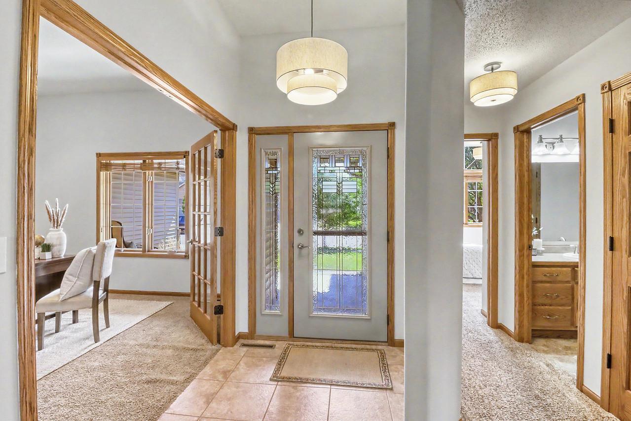 2007 single family home for sale at 555 Queens Court in Moorhead, MN — 5 bed, 3 bath (photo 6 of 68)