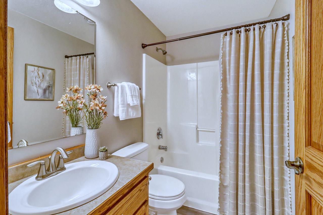 2007 single family home for sale at 555 Queens Court in Moorhead, MN — 5 bed, 3 bath (photo 52 of 68)