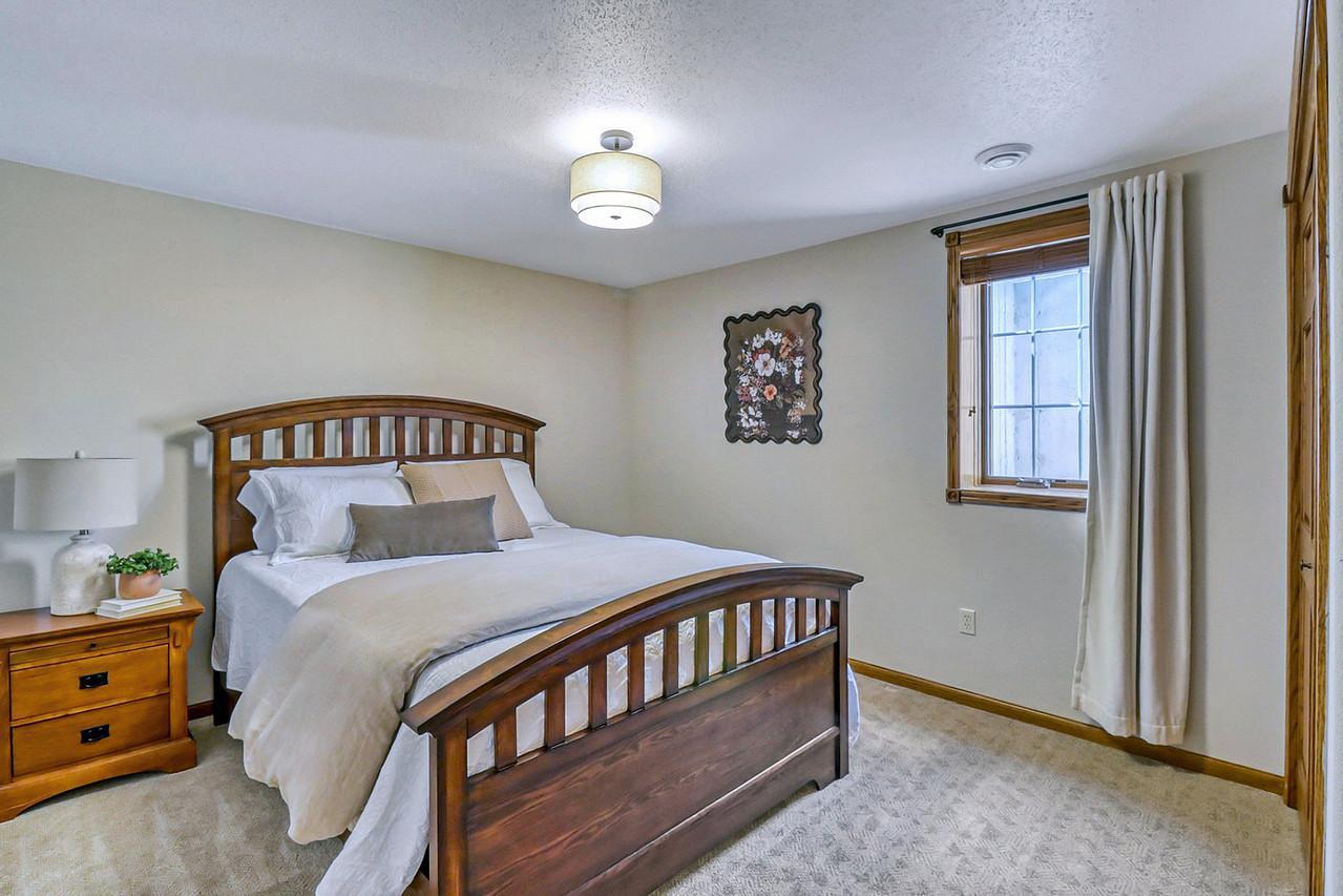 2007 single family home for sale at 555 Queens Court in Moorhead, MN — 5 bed, 3 bath (photo 53 of 68)