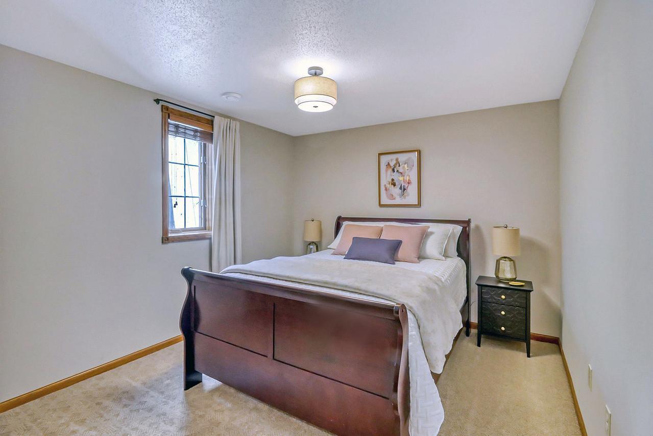 2007 single family home for sale at 555 Queens Court in Moorhead, MN — 5 bed, 3 bath (photo 55 of 68)