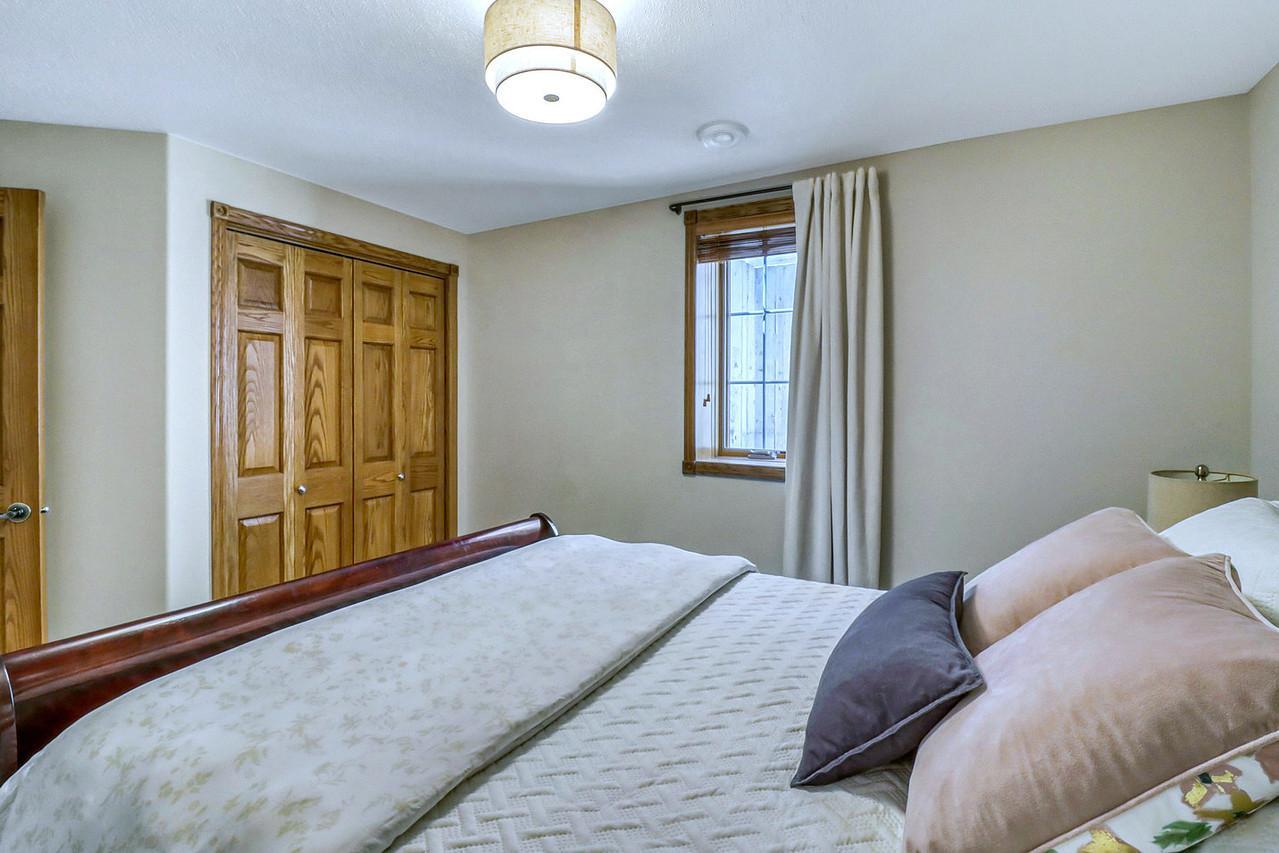 2007 single family home for sale at 555 Queens Court in Moorhead, MN — 5 bed, 3 bath (photo 57 of 68)