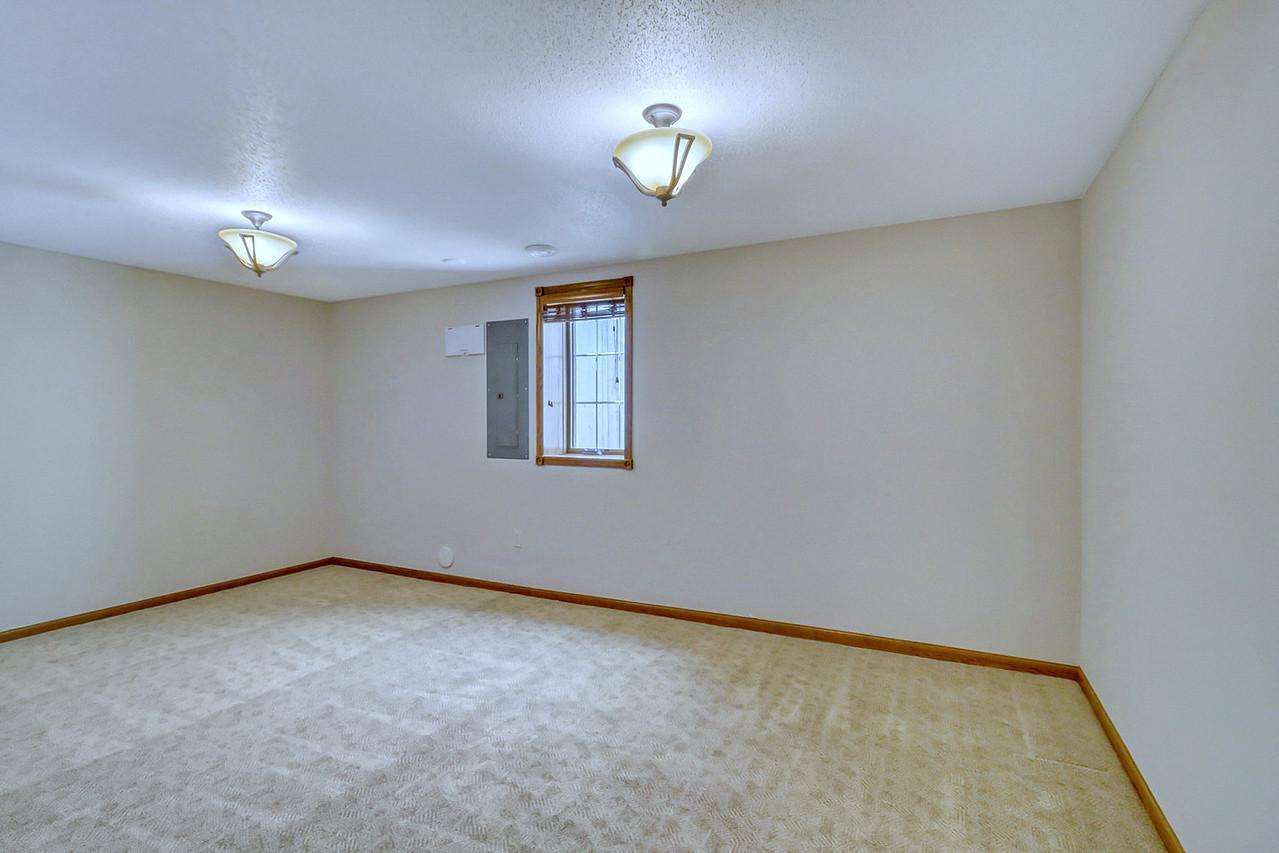 2007 single family home for sale at 555 Queens Court in Moorhead, MN — 5 bed, 3 bath (photo 58 of 68)