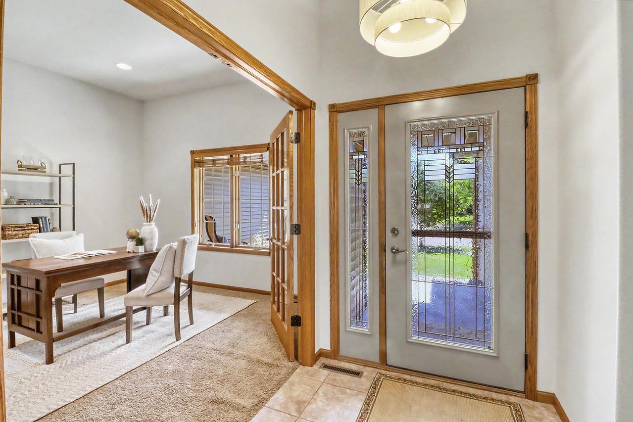 2007 single family home for sale at 555 Queens Court in Moorhead, MN — 5 bed, 3 bath (photo 7 of 68)