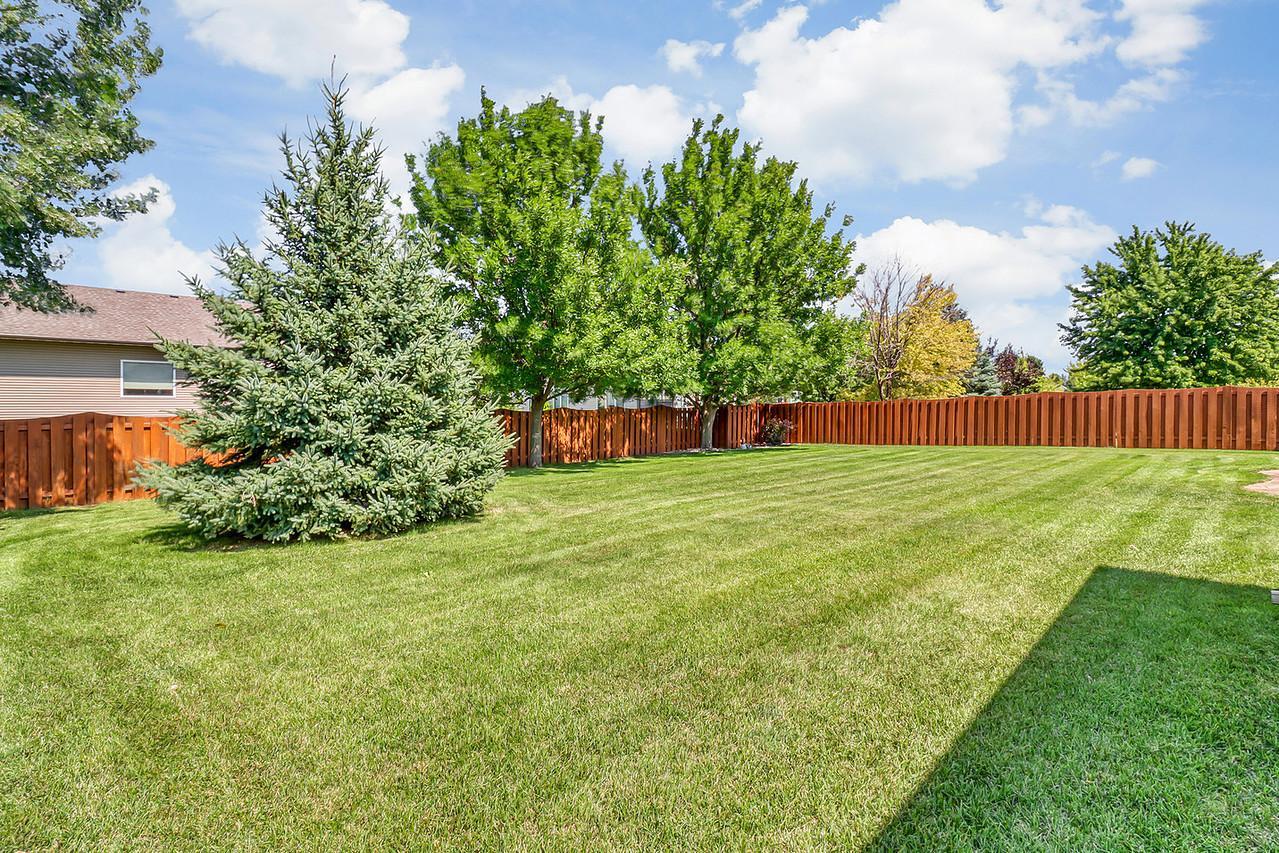 2007 single family home for sale at 555 Queens Court in Moorhead, MN — 5 bed, 3 bath (photo 68 of 68)