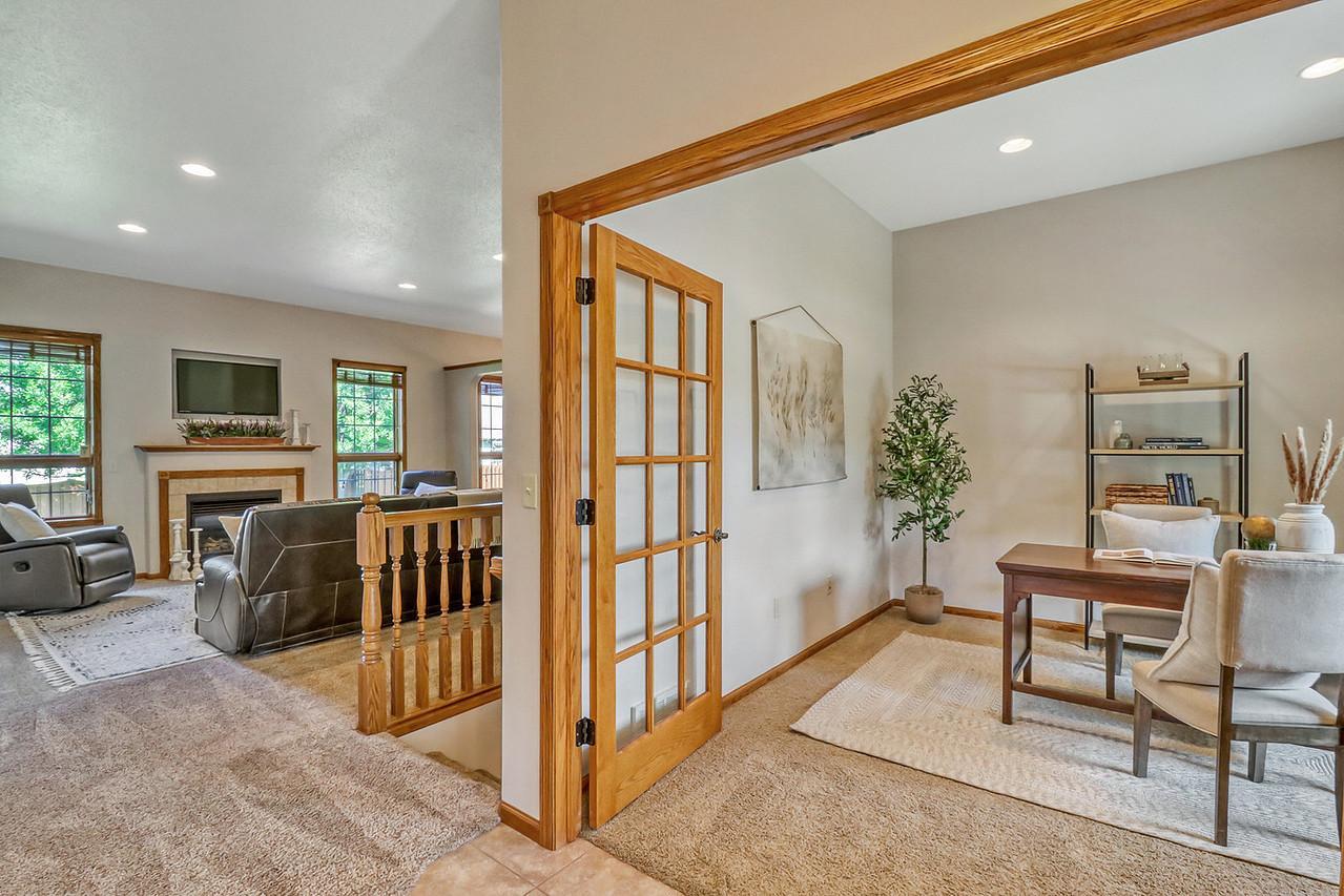 2007 single family home for sale at 555 Queens Court in Moorhead, MN — 5 bed, 3 bath (photo 8 of 68)