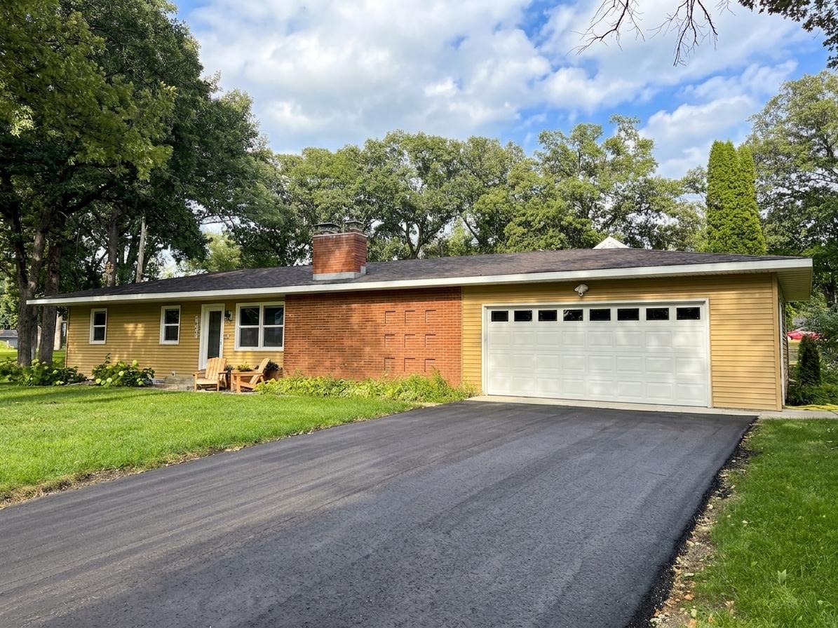 1960 single family home for sale at 1427 Lori Avenue in Detroit Lakes, MN — 4 bed, 3 bath (photo 2 of 32)