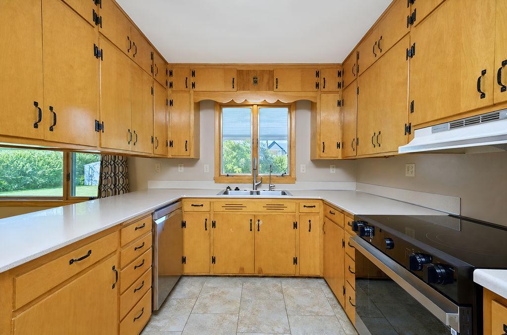 1957 single family home for sale at 142 10th Avenue N in Casselton, ND — 3 bed, 2 bath (photo 6 of 37)