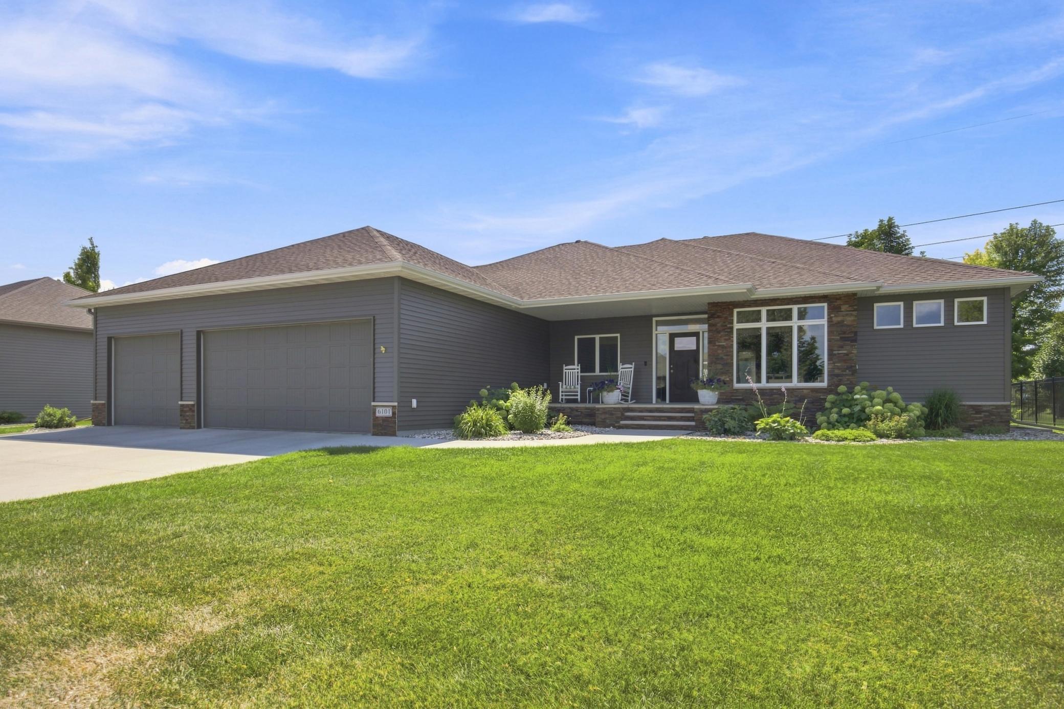 2011 single family home for sale at 6101 Silverleaf Drive S in Fargo, ND — 6 bed, 4 bath (photo 2 of 48)