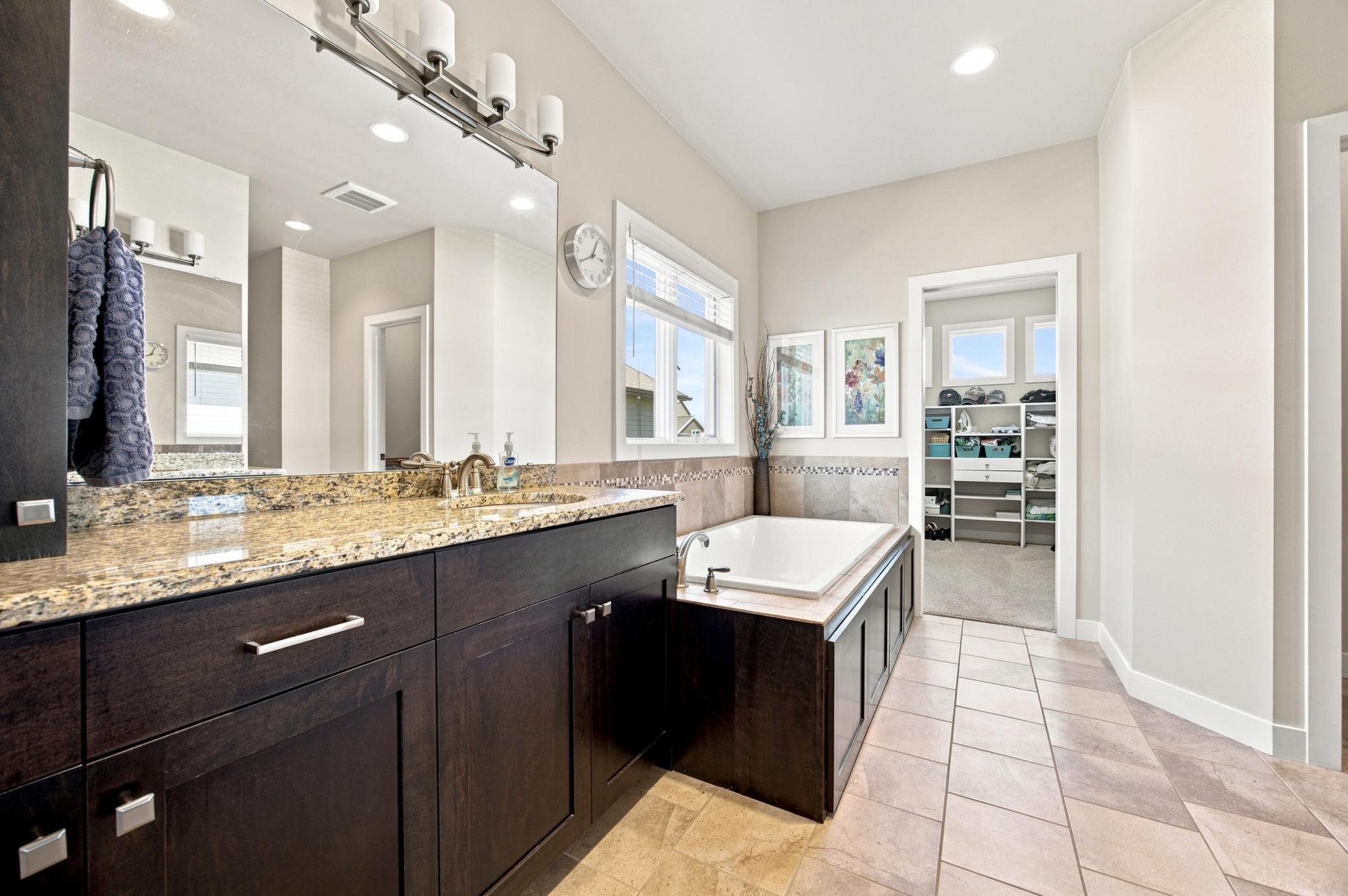 2011 single family home for sale at 6101 Silverleaf Drive S in Fargo, ND — 6 bed, 4 bath (photo 18 of 48)