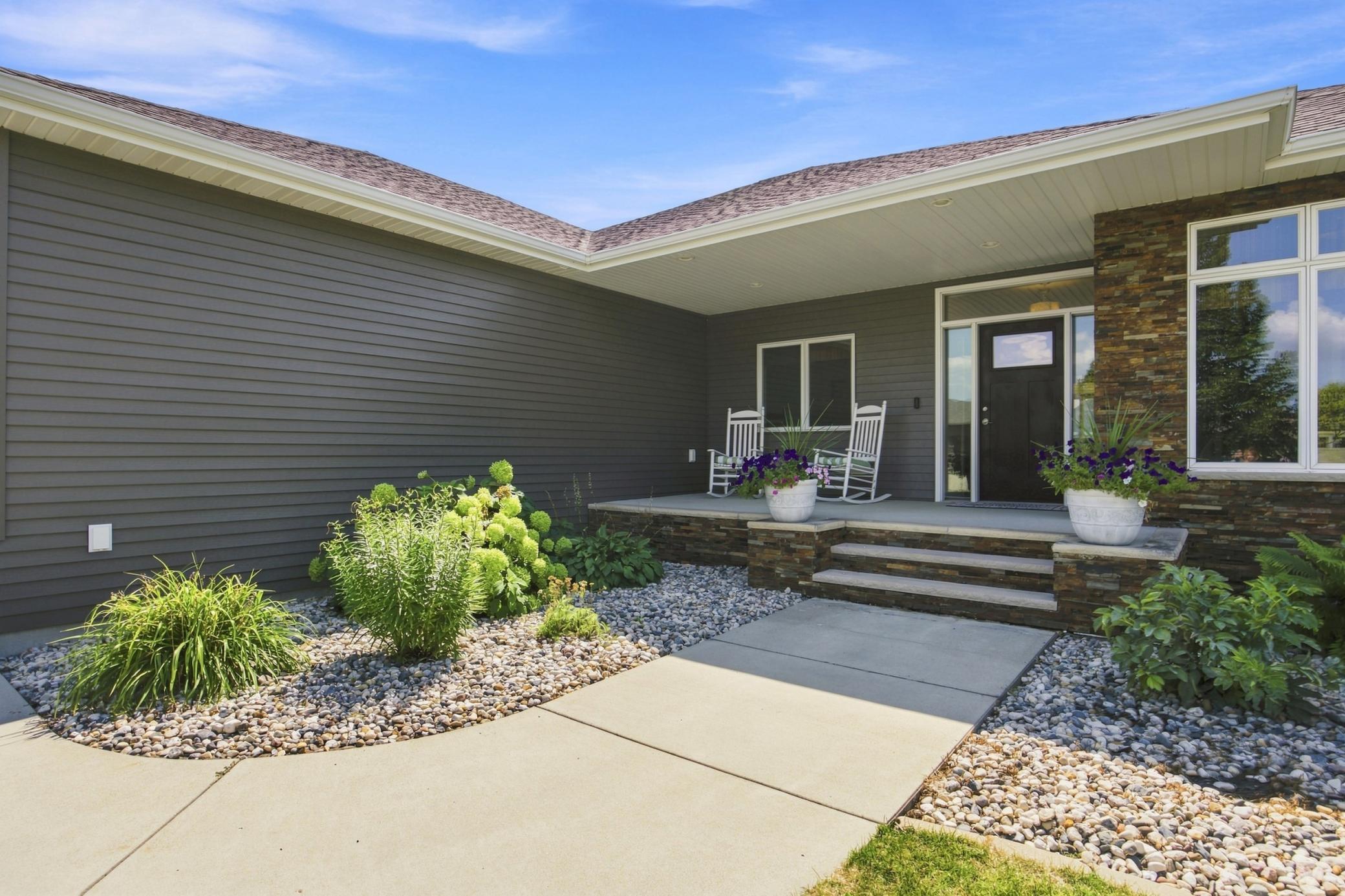 2011 single family home for sale at 6101 Silverleaf Drive S in Fargo, ND — 6 bed, 4 bath (photo 3 of 48)