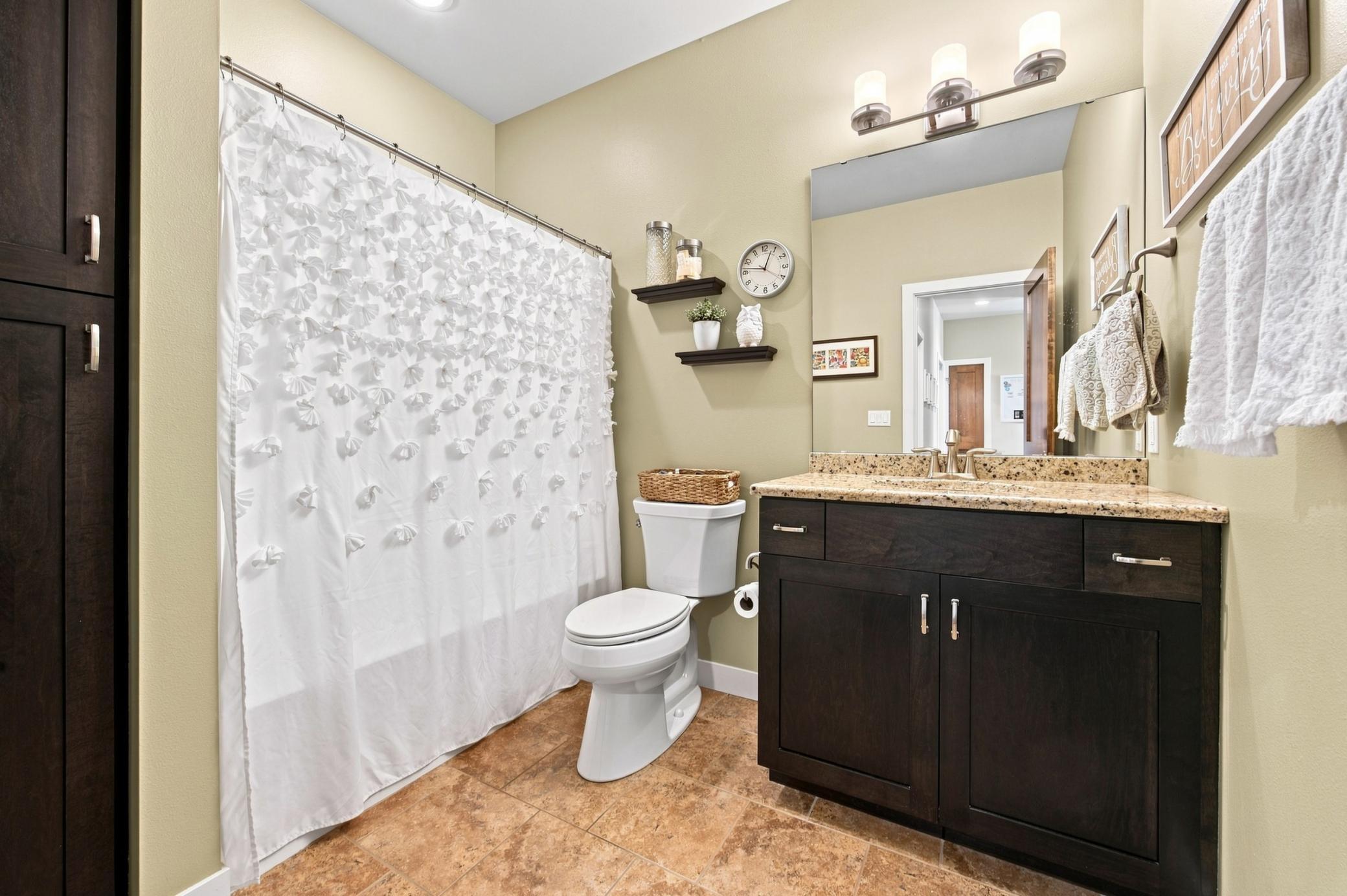 2011 single family home for sale at 6101 Silverleaf Drive S in Fargo, ND — 6 bed, 4 bath (photo 22 of 48)