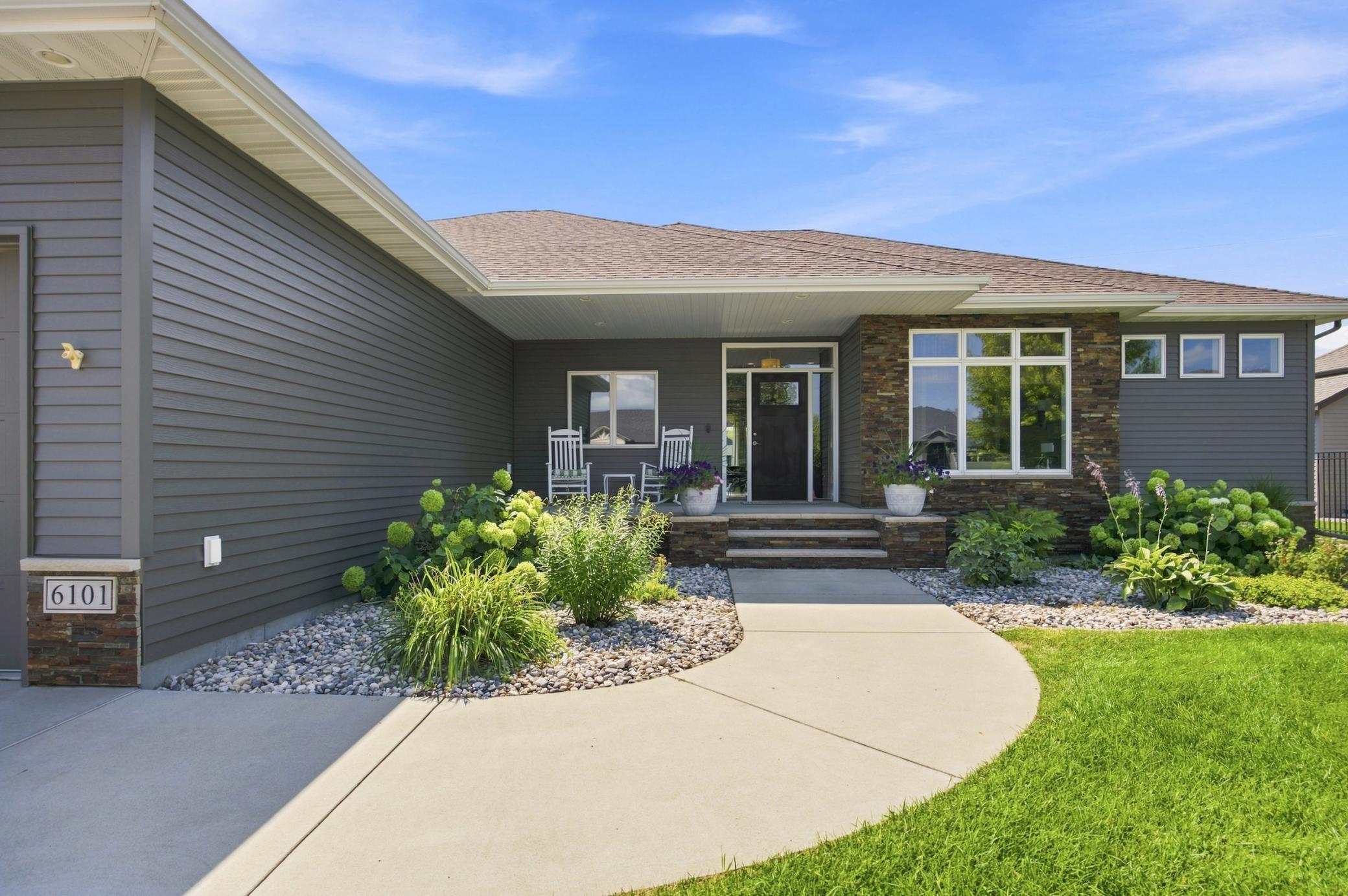 2011 single family home for sale at 6101 Silverleaf Drive S in Fargo, ND — 6 bed, 4 bath (photo 4 of 48)