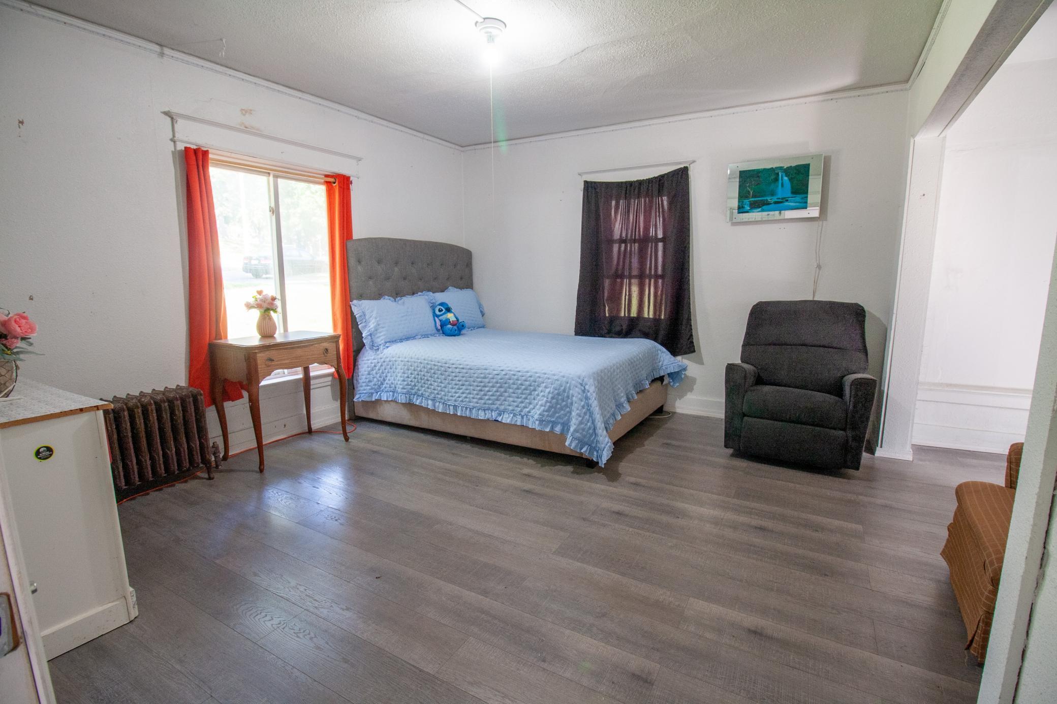 1880 single family home for sale at 422 N Cleveland Avenue in Fergus Falls, MN — 4 bed, 1 bath (photo 8 of 32)