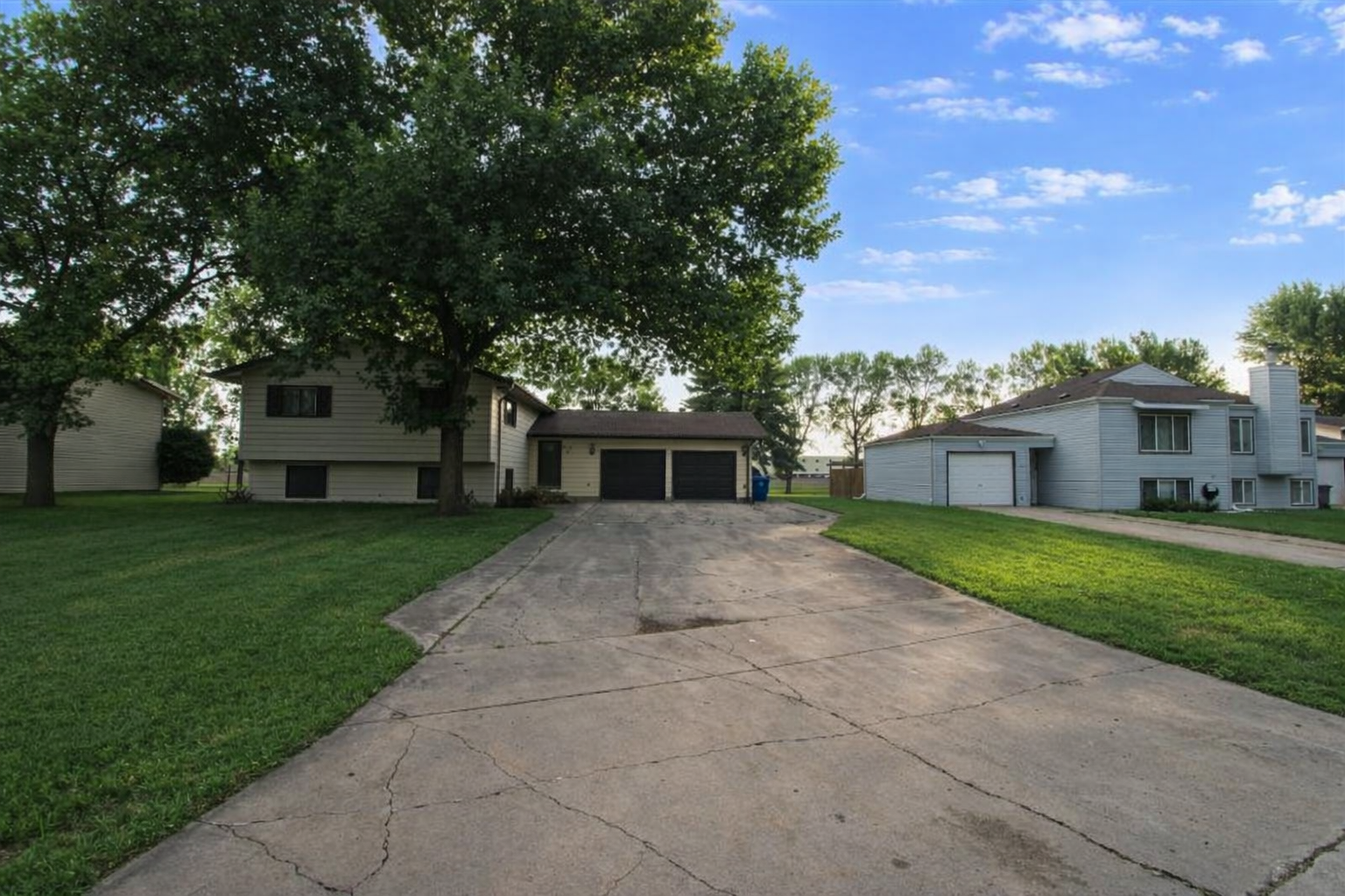 1978 single family home for sale at 3115 Covent Garden Street S in Moorhead, MN — 6 bed, 2 bath (photo 2 of 28)