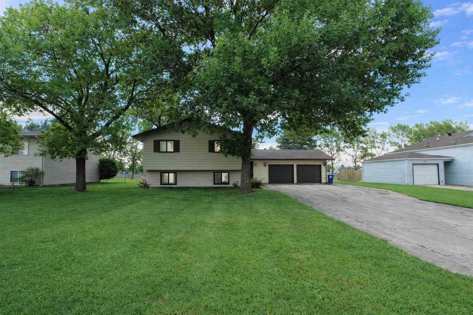 1978 single family home for sale at 3115 Covent Garden Street S in Moorhead, MN — 6 bed, 2 bath