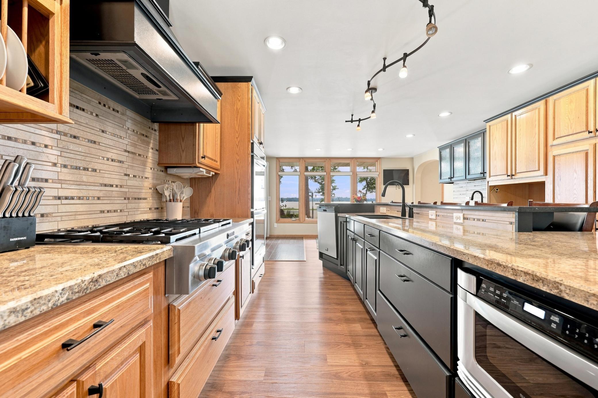 2003 single family home for sale at 1082 W Lake Drive in Detroit Lakes, MN — 5 bed, 4 bath (photo 4 of 42)