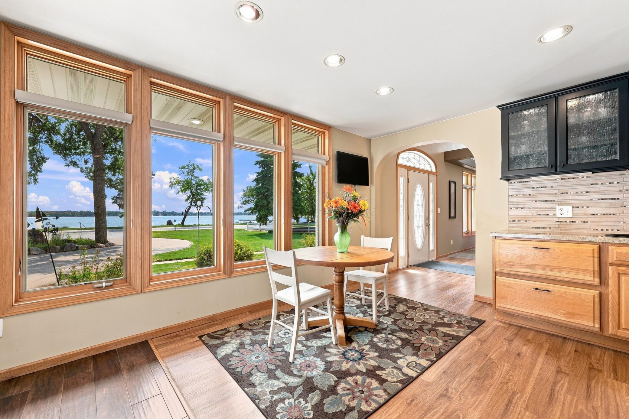 2003 single family home for sale at 1082 W Lake Drive in Detroit Lakes, MN — 5 bed, 4 bath (photo 5 of 42)