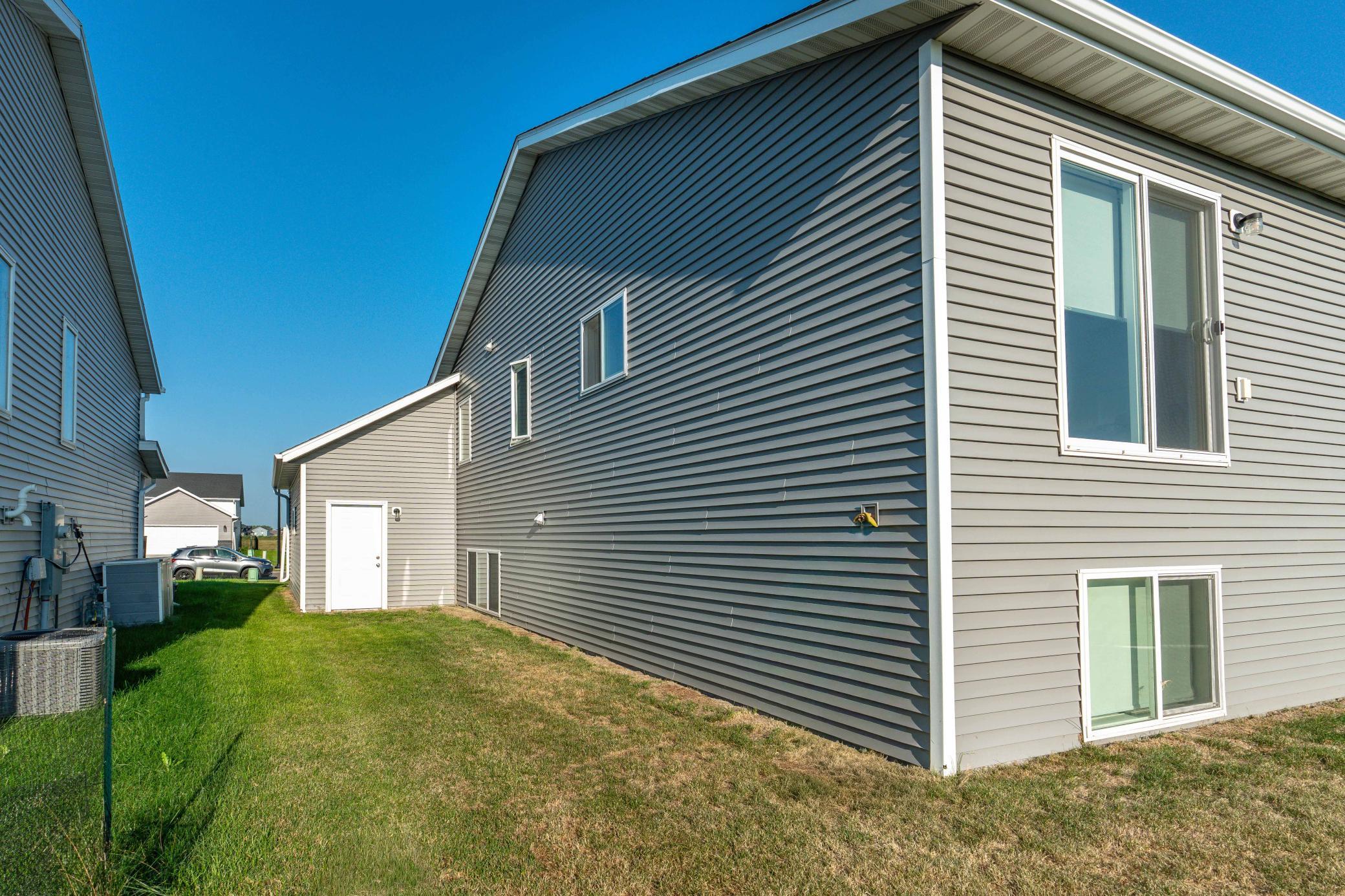 2022 single family home for sale at 6582 28th Street S in Fargo, ND — 3 bed, 3 bath (photo 5 of 36)
