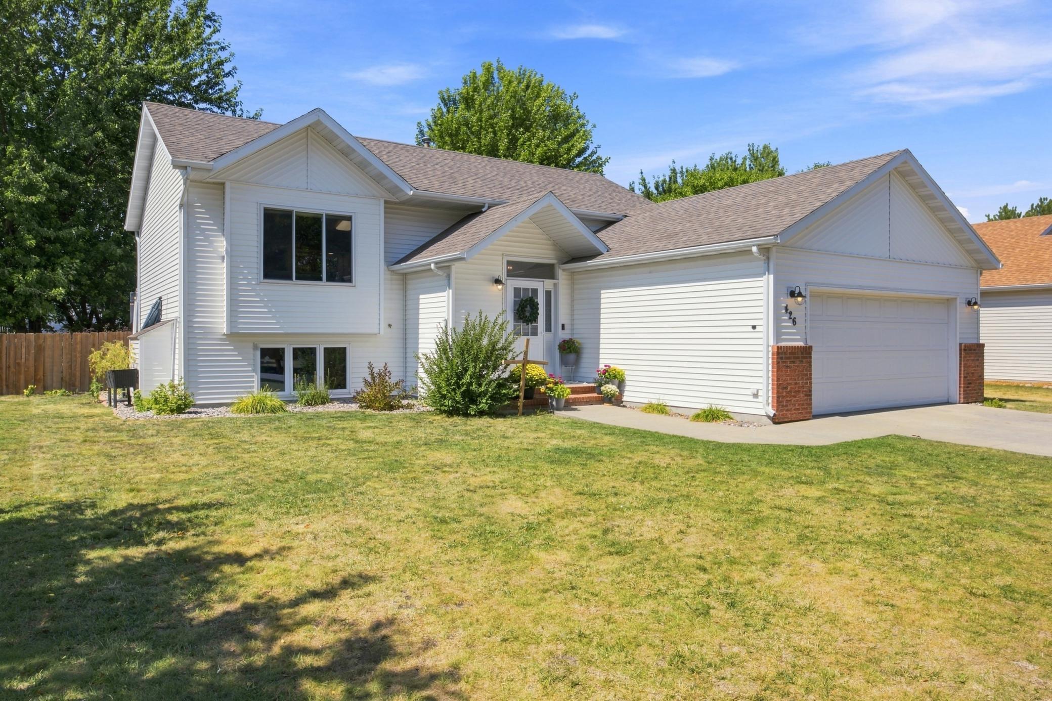 1994 single family home for sale at 426 17th Street E in West Fargo, ND — 4 bed, 2 bath (photo 2 of 28)
