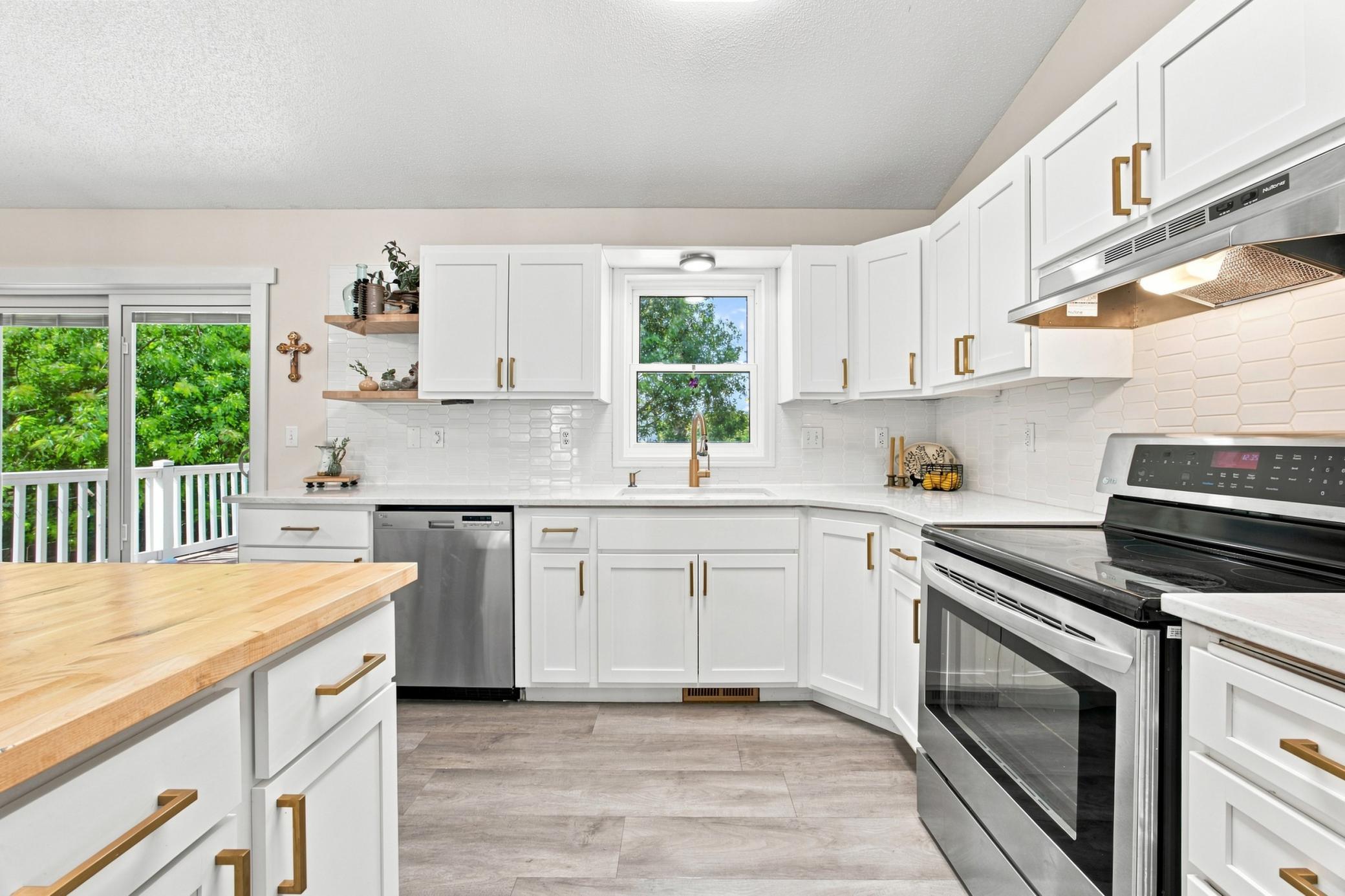 1994 single family home for sale at 426 17th Street E in West Fargo, ND — 4 bed, 2 bath (photo 11 of 28)