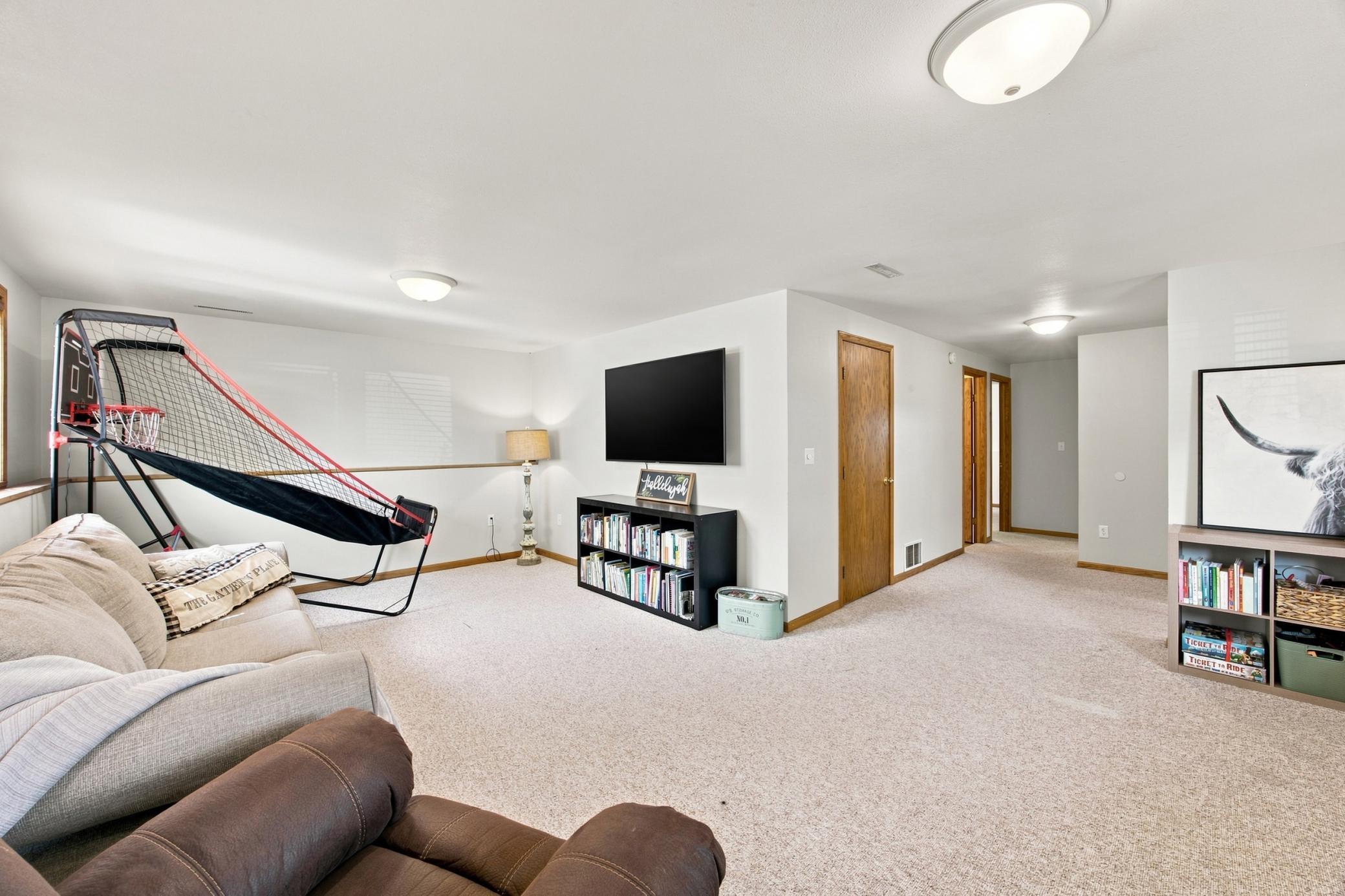 1994 single family home for sale at 426 17th Street E in West Fargo, ND — 4 bed, 2 bath (photo 19 of 28)