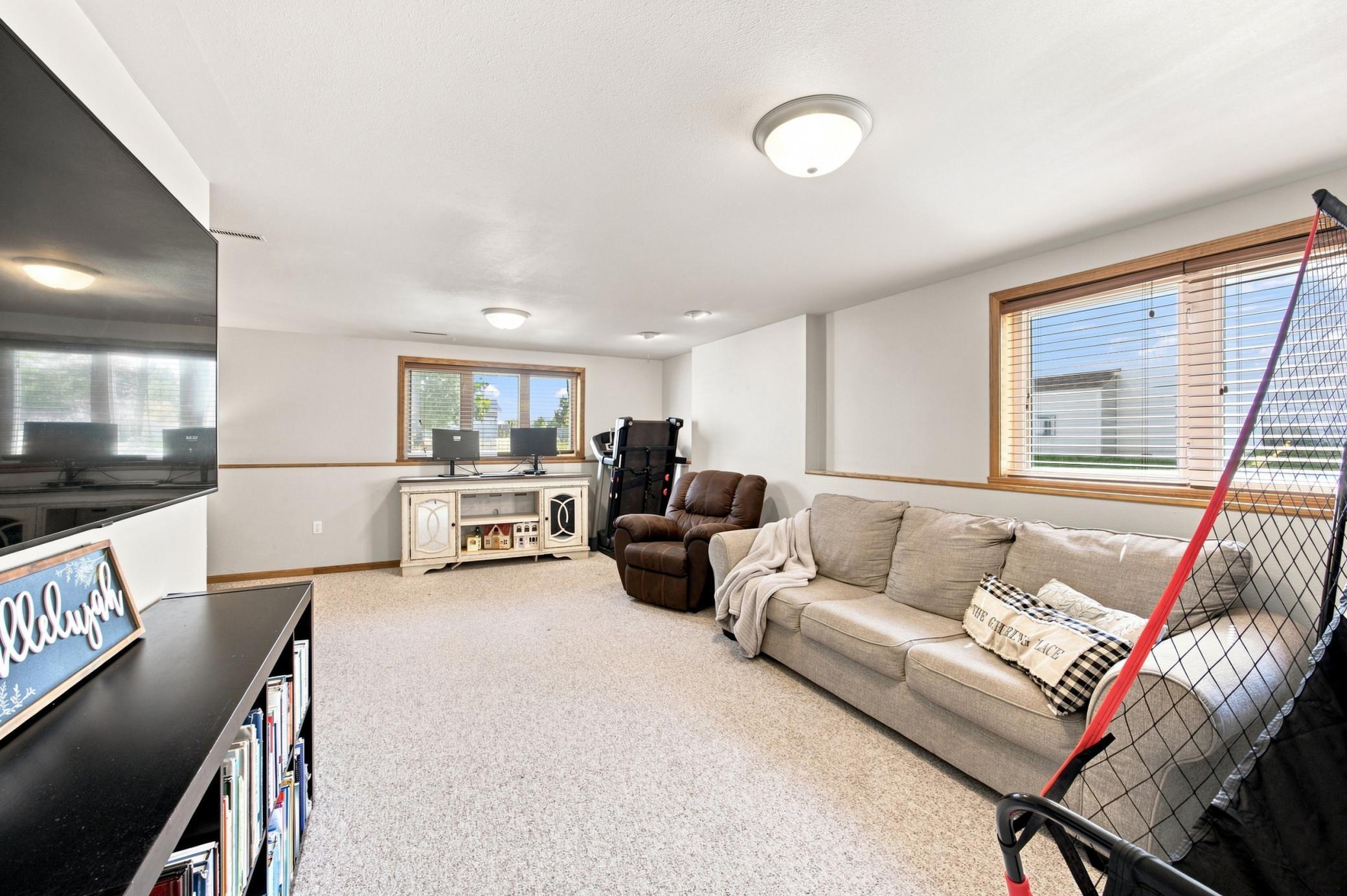 1994 single family home for sale at 426 17th Street E in West Fargo, ND — 4 bed, 2 bath (photo 20 of 28)