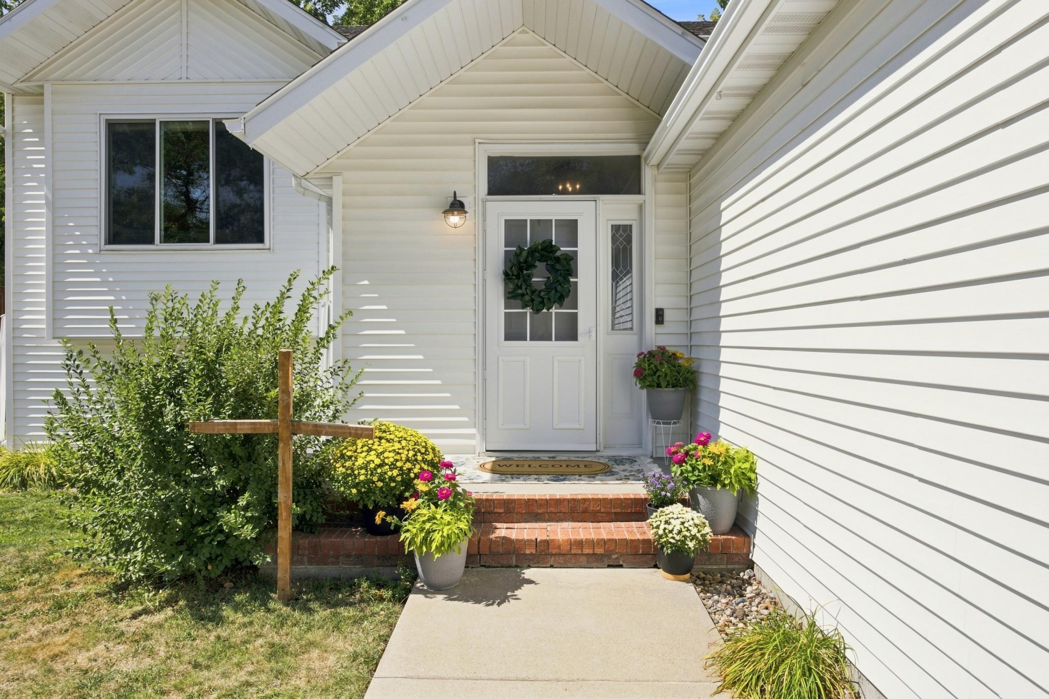 1994 single family home for sale at 426 17th Street E in West Fargo, ND — 4 bed, 2 bath (photo 3 of 28)