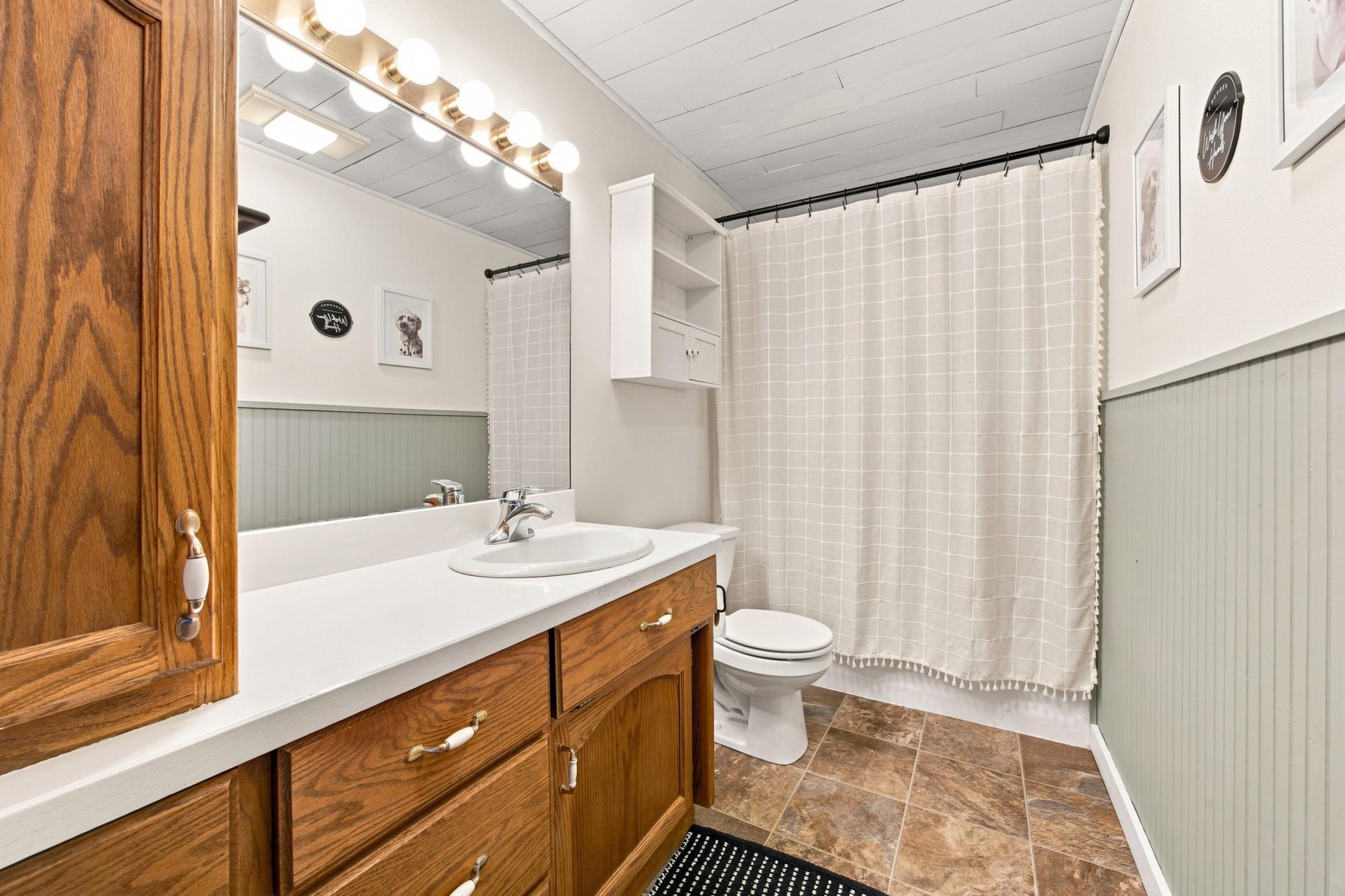 1994 single family home for sale at 426 17th Street E in West Fargo, ND — 4 bed, 2 bath (photo 25 of 28)
