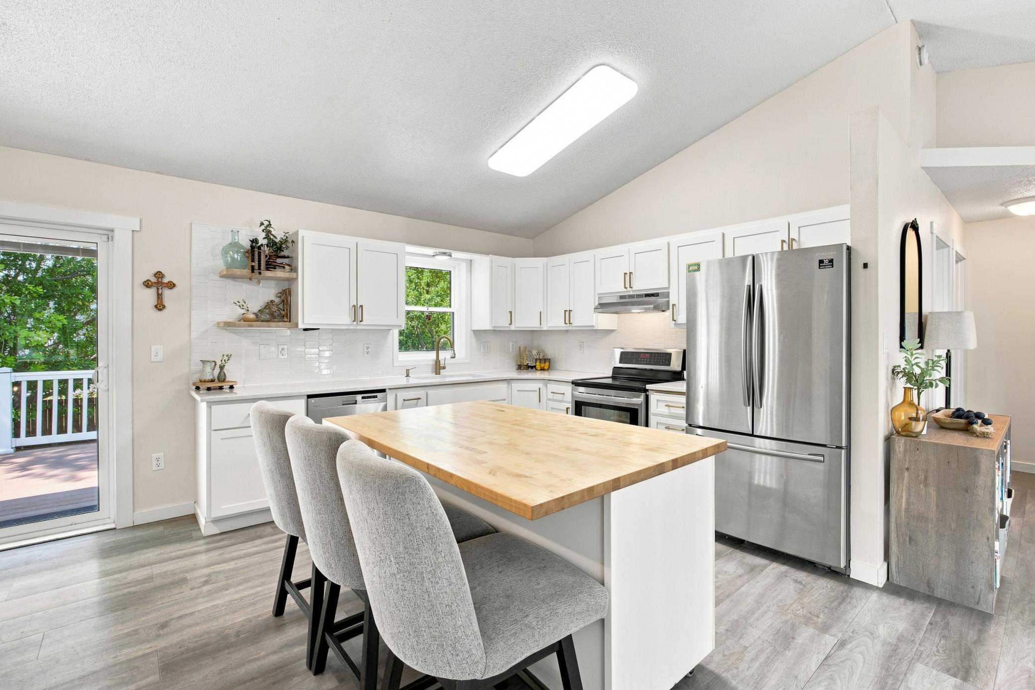 1994 single family home for sale at 426 17th Street E in West Fargo, ND — 4 bed, 2 bath (photo 8 of 28)