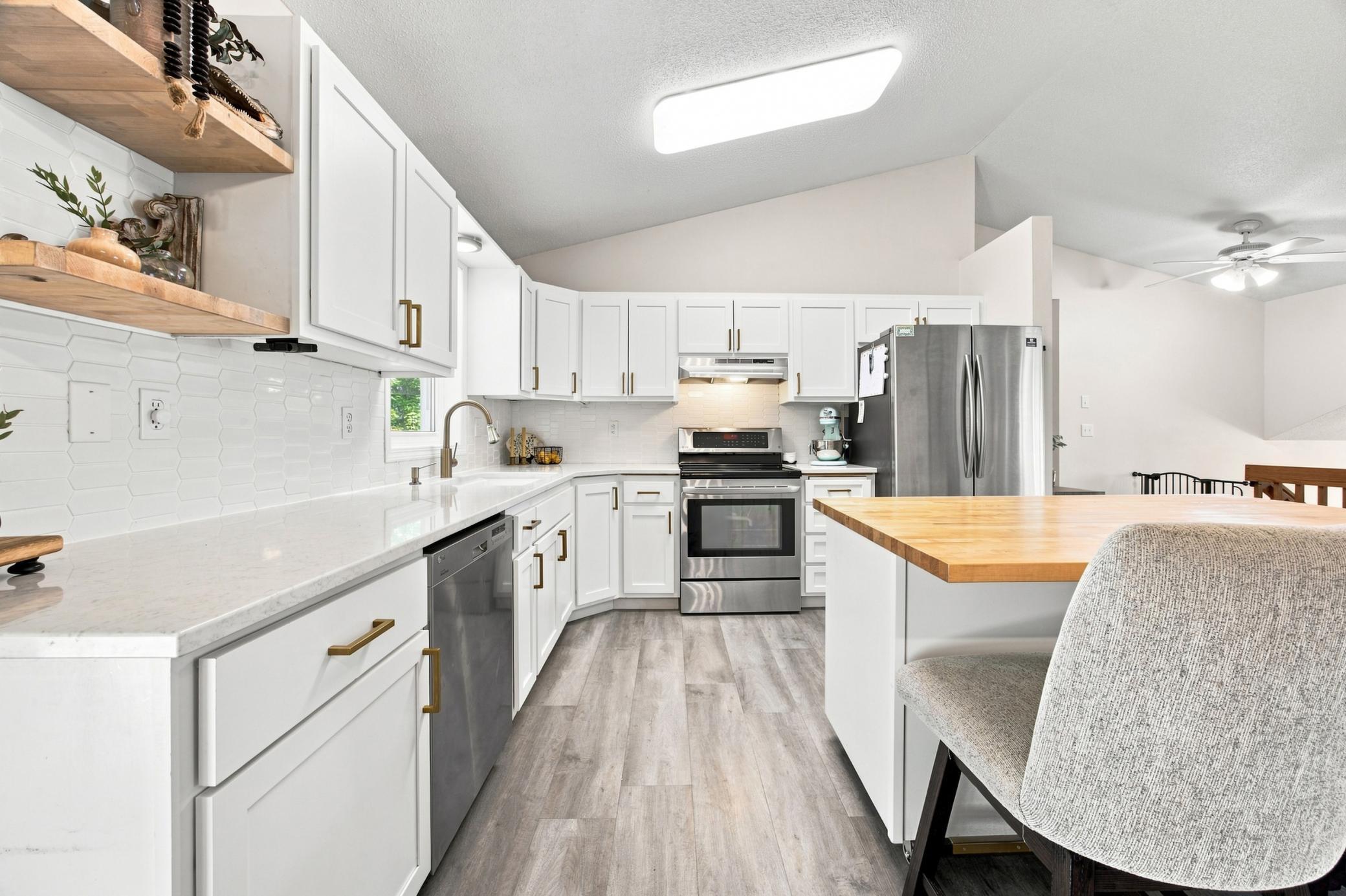 1994 single family home for sale at 426 17th Street E in West Fargo, ND — 4 bed, 2 bath (photo 9 of 28)