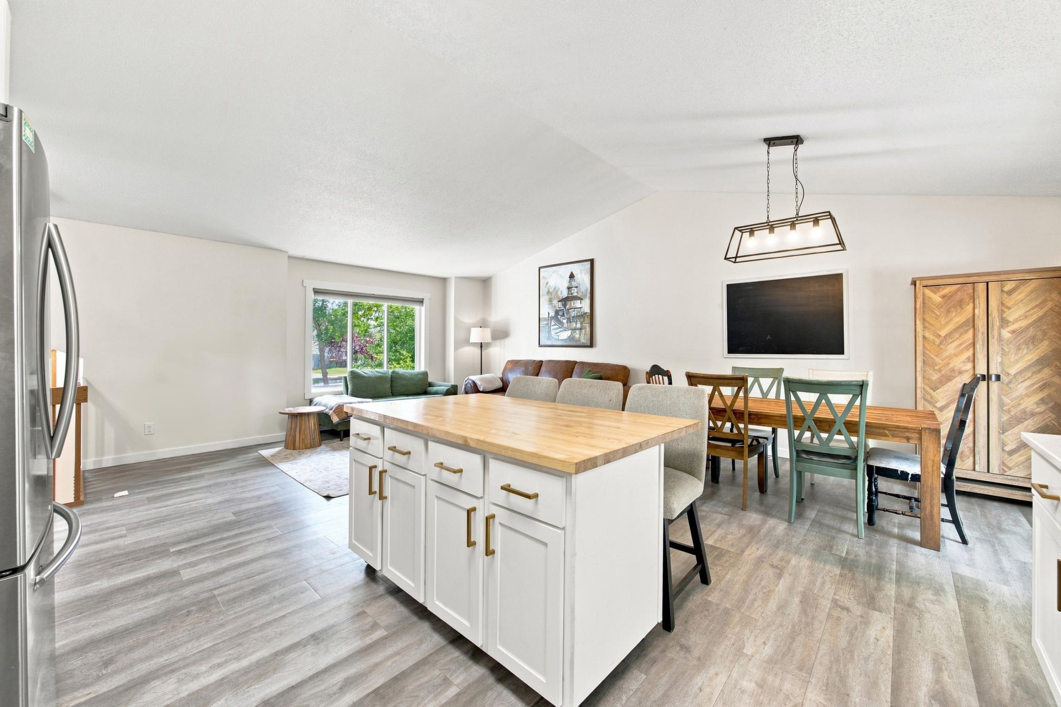 1994 single family home for sale at 426 17th Street E in West Fargo, ND — 4 bed, 2 bath (photo 10 of 28)