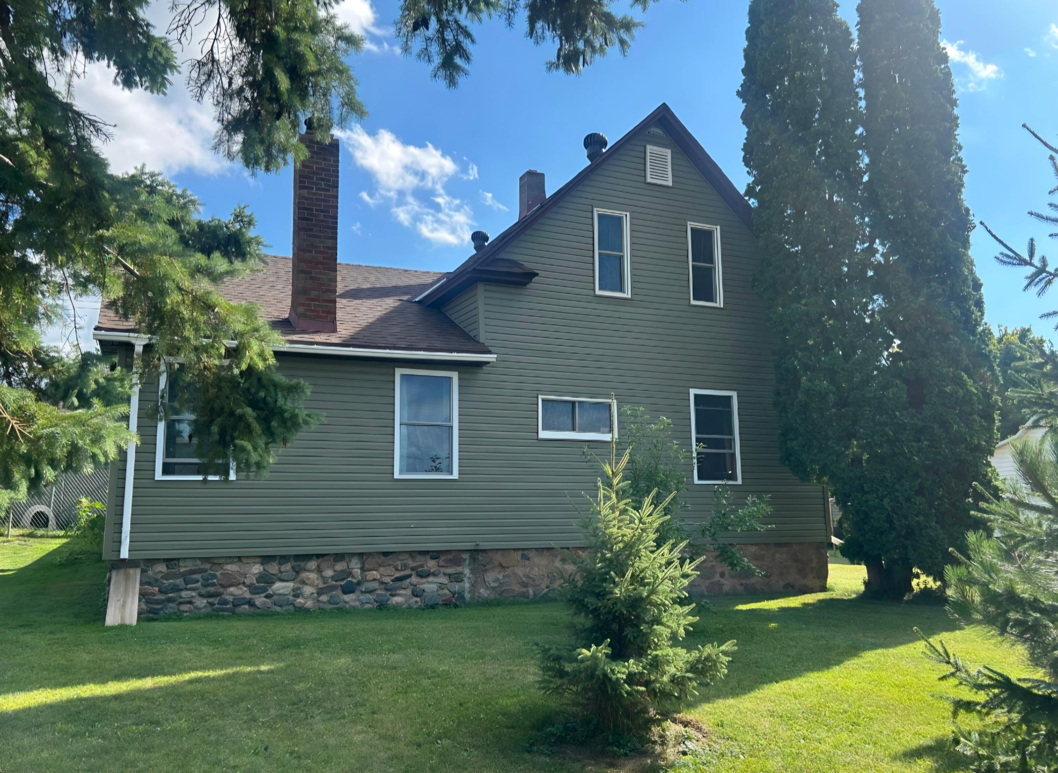 1910 single family home for sale at 504 Corey Avenue in Coleraine, MN — 2 bed, 2 bath (photo 2 of 25)