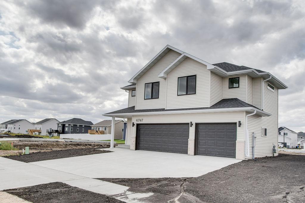 2026 single family home for sale at 6747 Selkirk Drive S in Fargo, ND — 4 bed, 3 bath (photo 3 of 46)