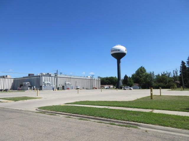 1949 single family home for sale at 8 2nd Street NE in Gwinner, ND — 3 bed, 2 bath (photo 2 of 29)