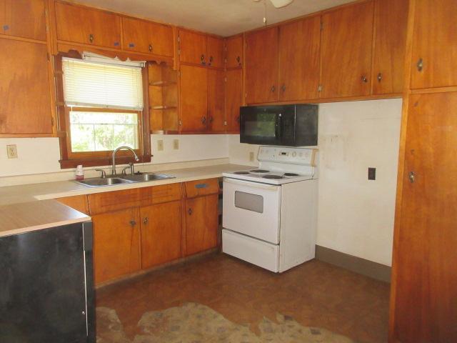 1949 single family home for sale at 8 2nd Street NE in Gwinner, ND — 3 bed, 2 bath (photo 12 of 29)